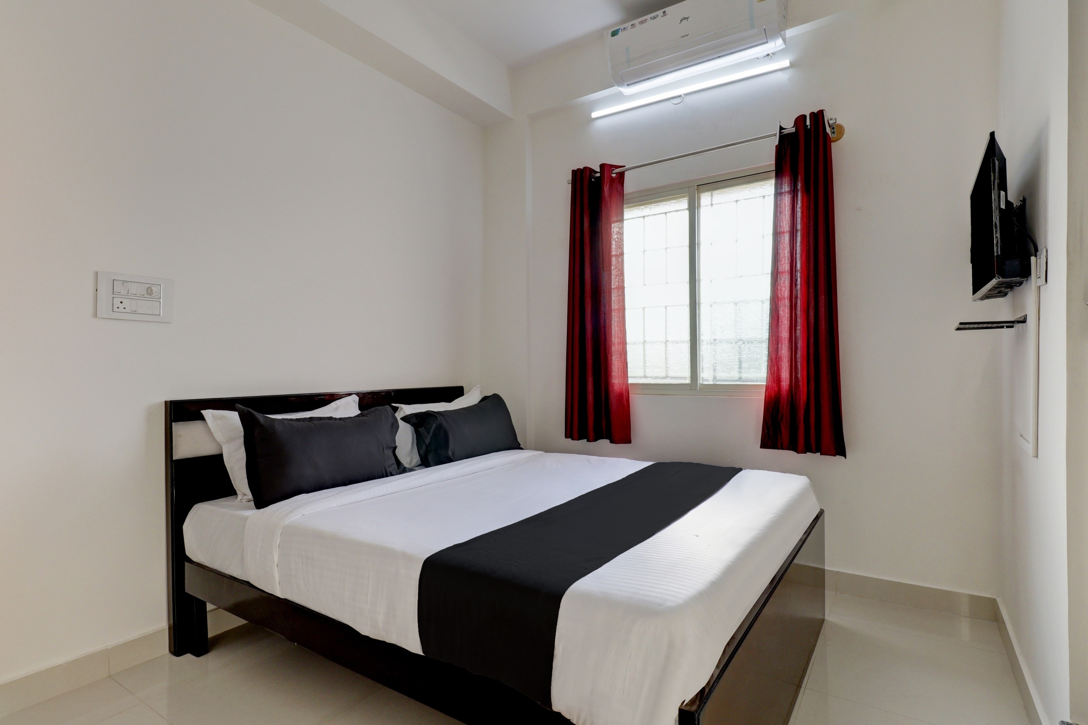 Super Hotel O Sri Sai Guru Comfort - Tap to explore photos