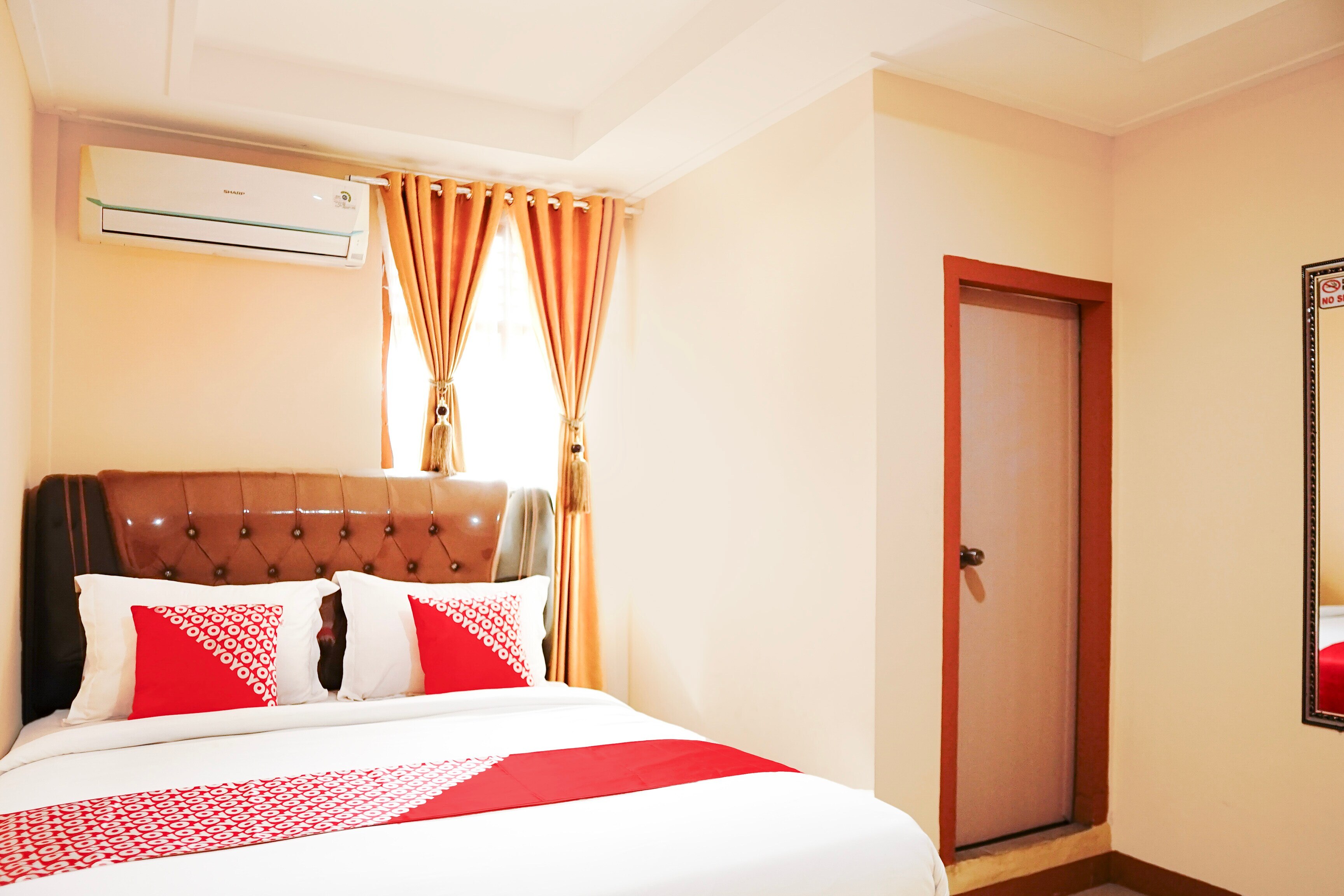 Collection O Hotel Pratiwi Anggrek Near Pantai Padang - Tap to explore photos