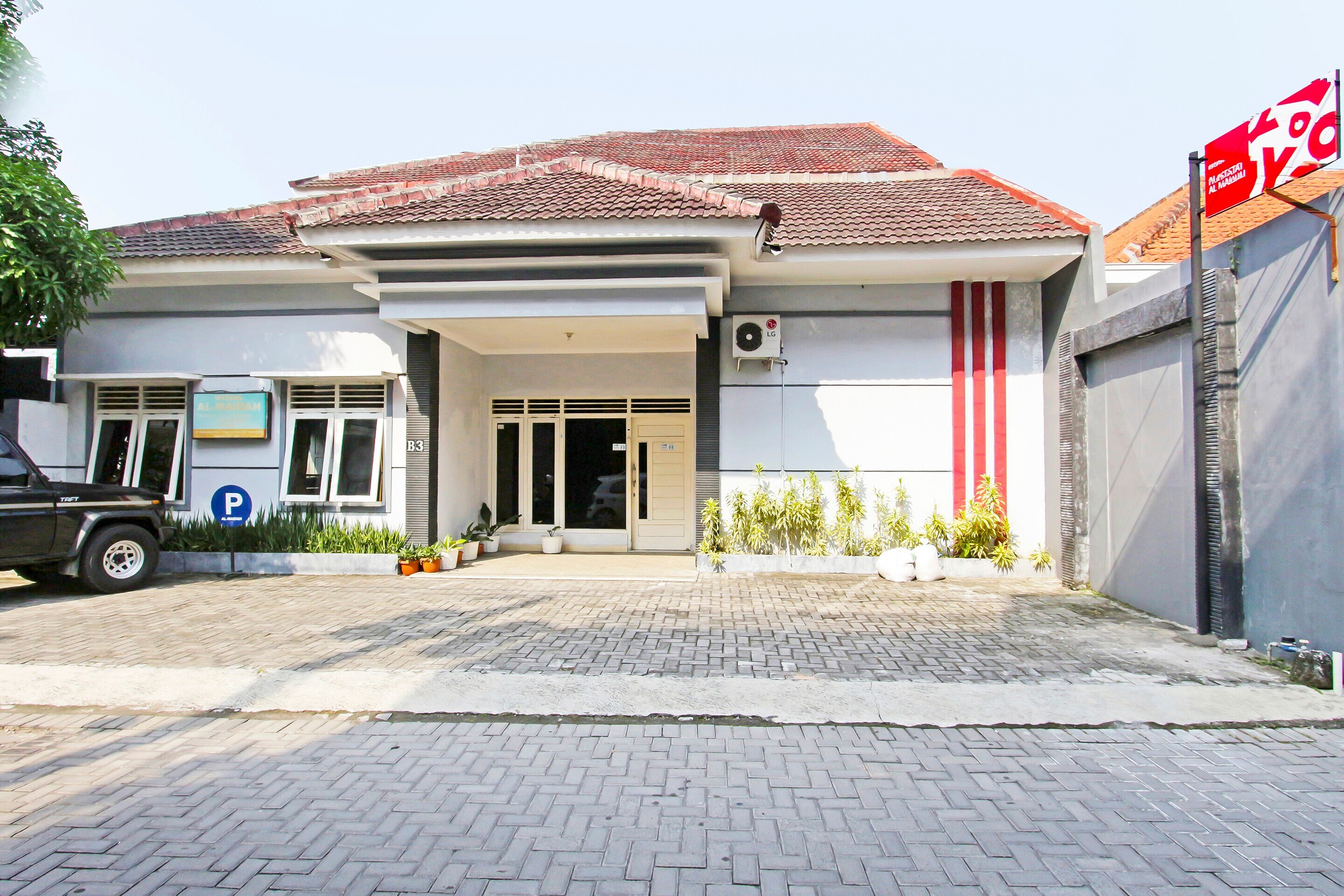 Super OYO 91315 Homestay Al Maidah - Tap to explore photos
