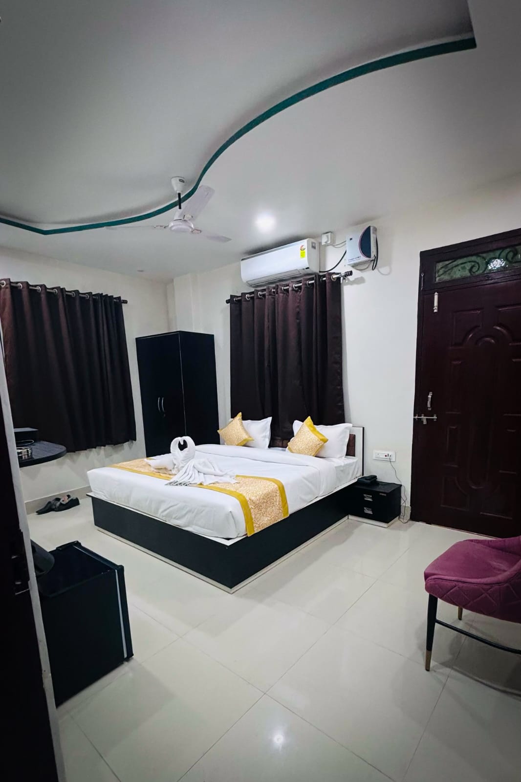 Hotel Aastha Inn - Tap to explore photos