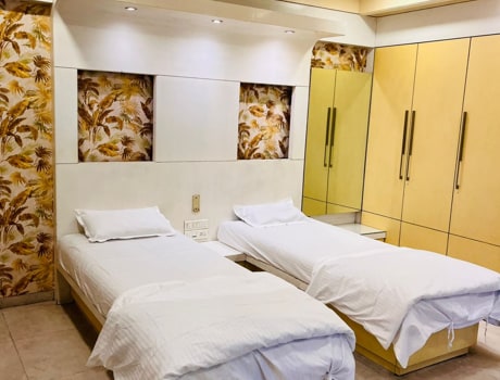 Sunflower Room | Studio Apartment