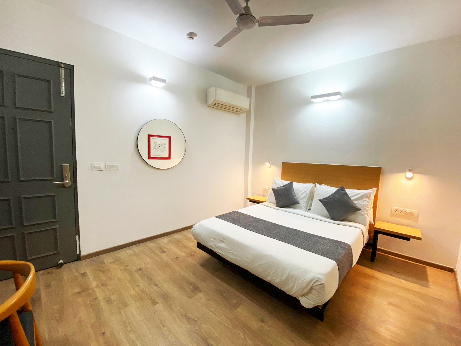 Hotel Crown Inn Surajkund Near Greenfield - Tap to explore photos