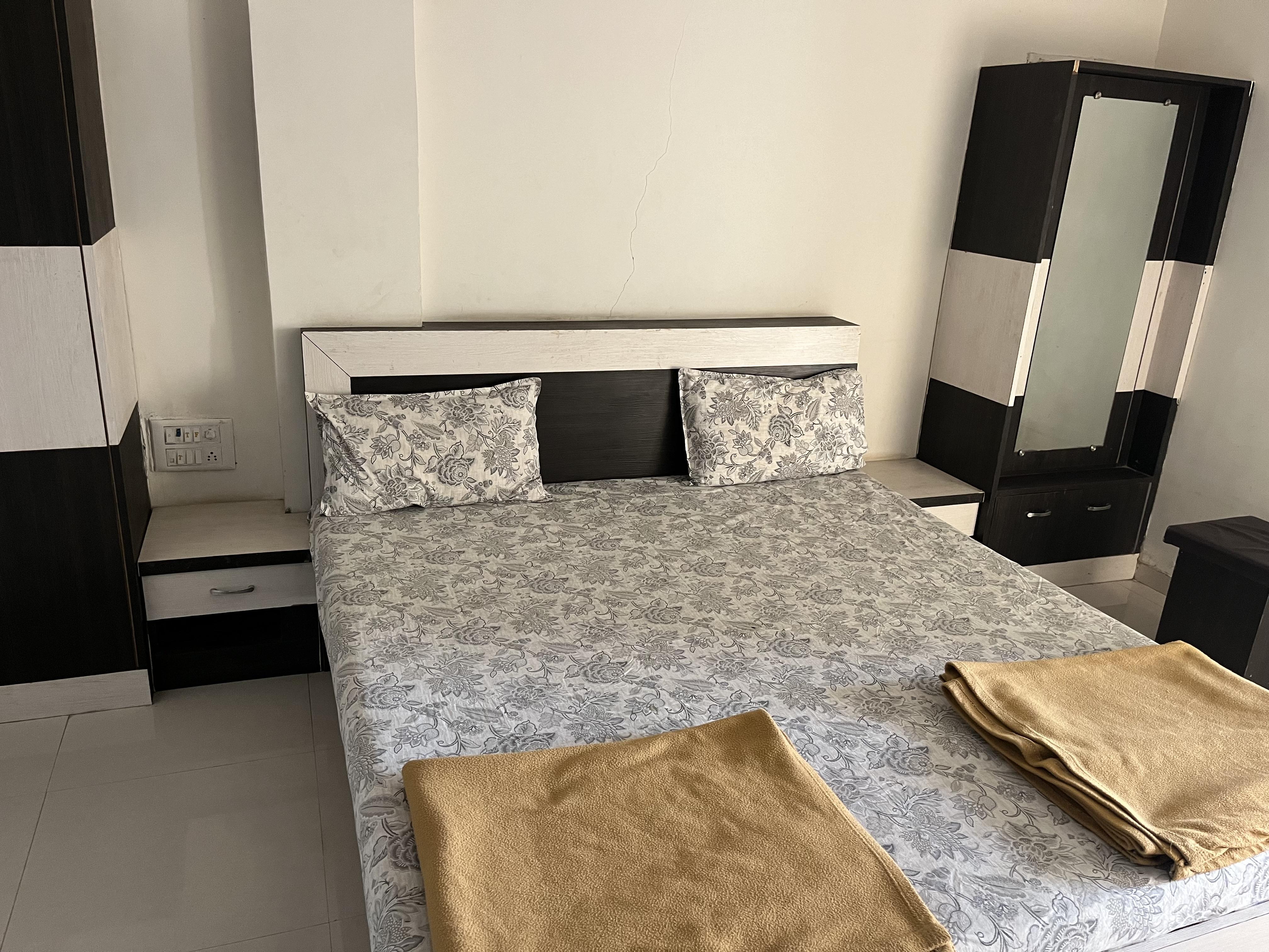 Shreeji Sadan Dilen Guest House - Tap to explore photos