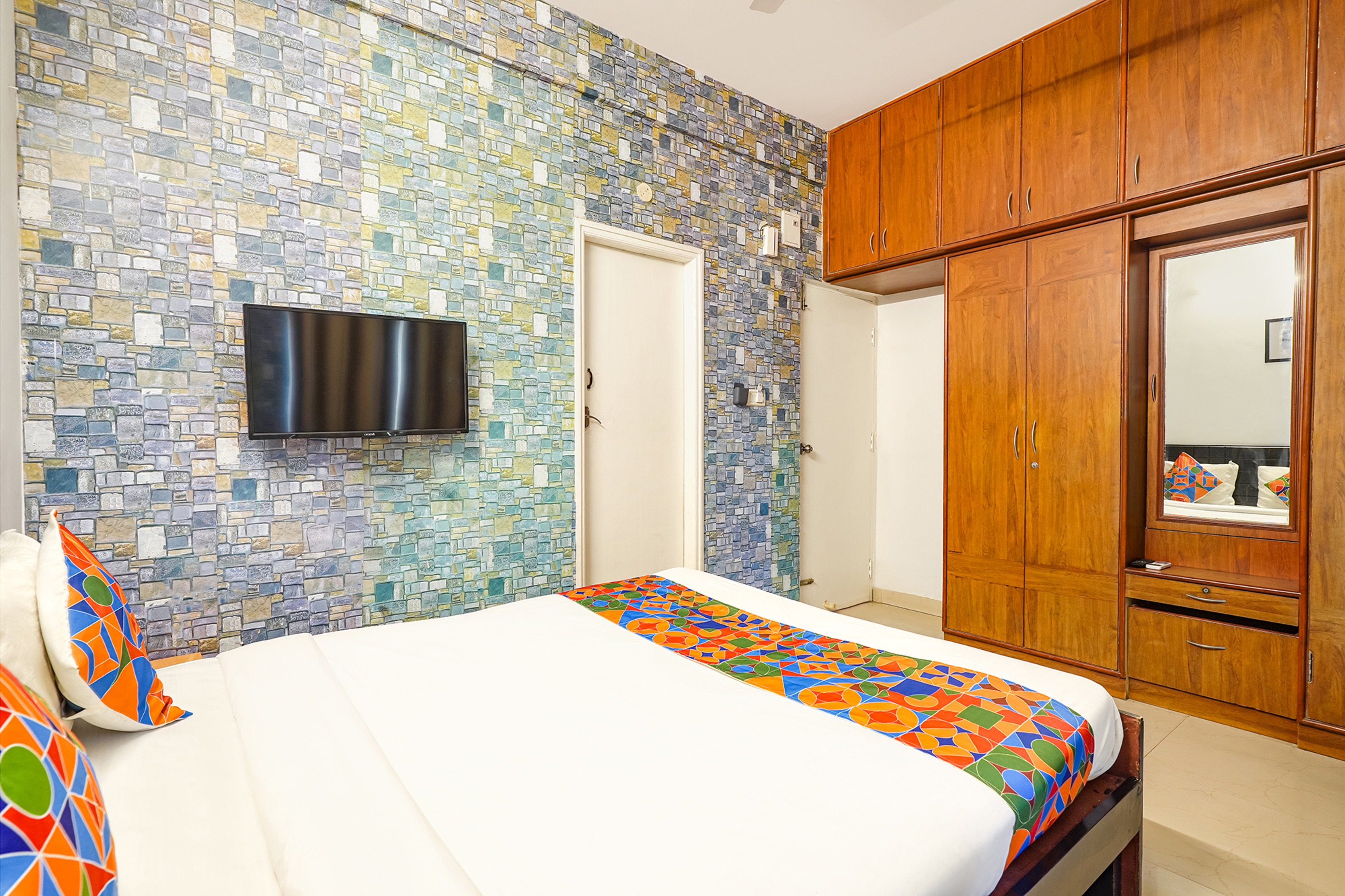 FabExpress Kings Suites - Nr. Banaswadi Main Road - Tap to explore photos