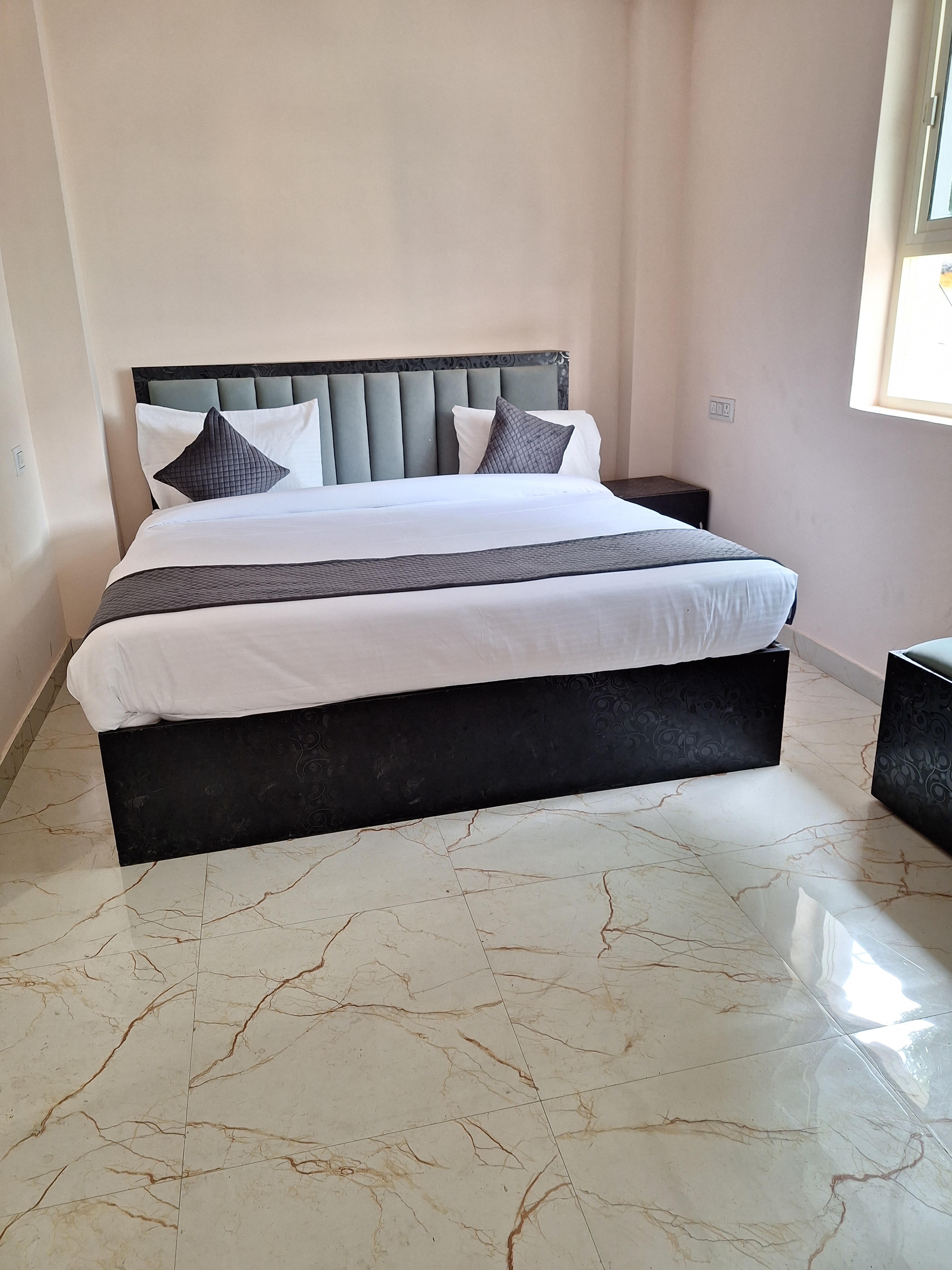 Hotel Mahadev Inn - Tap to explore photos