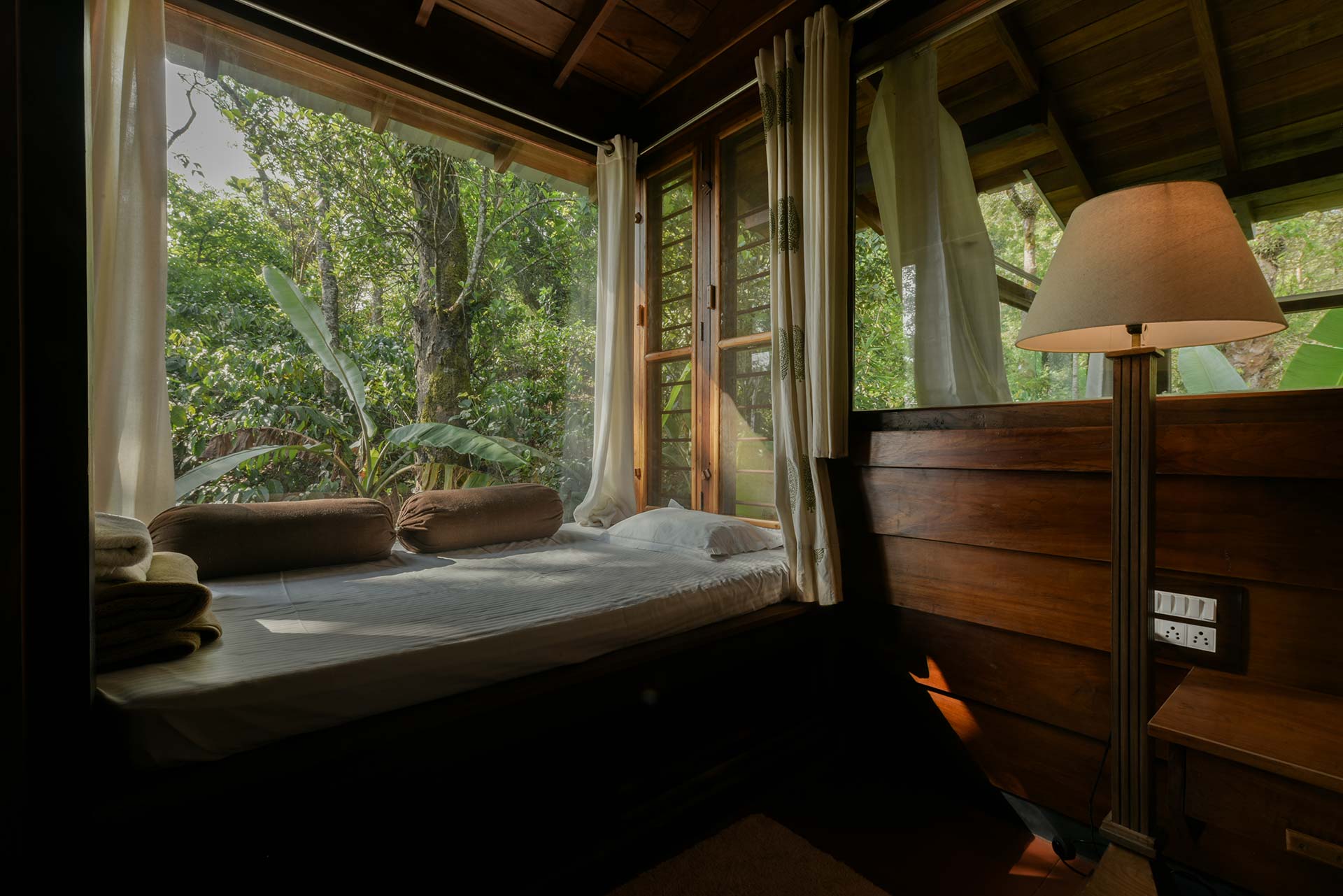 The Captain's Bungalow I Rooms & Kitchen - Tap to explore photos