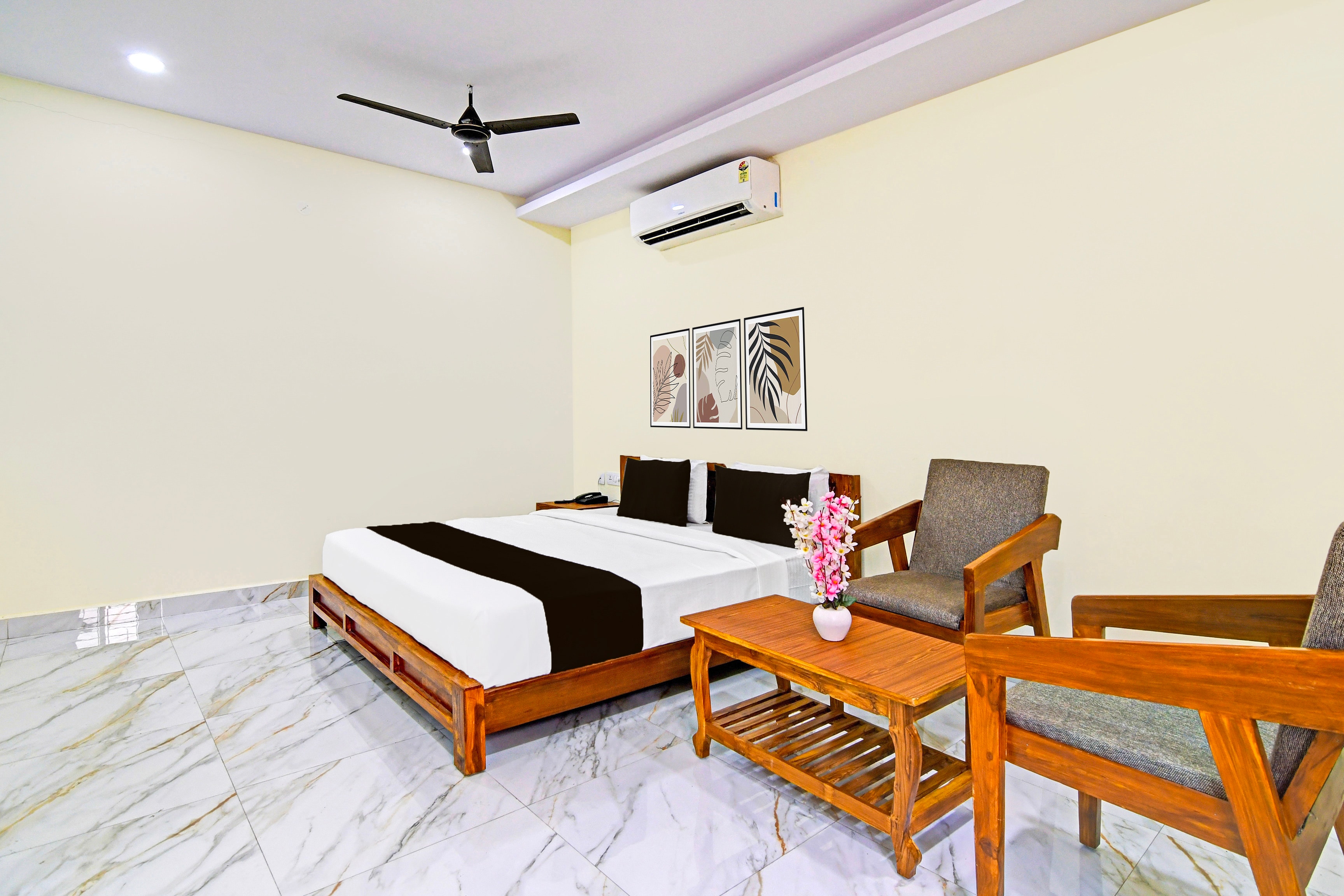 Super Townhouse Dwarakanagar Near Gurudwara - Tap to explore photos