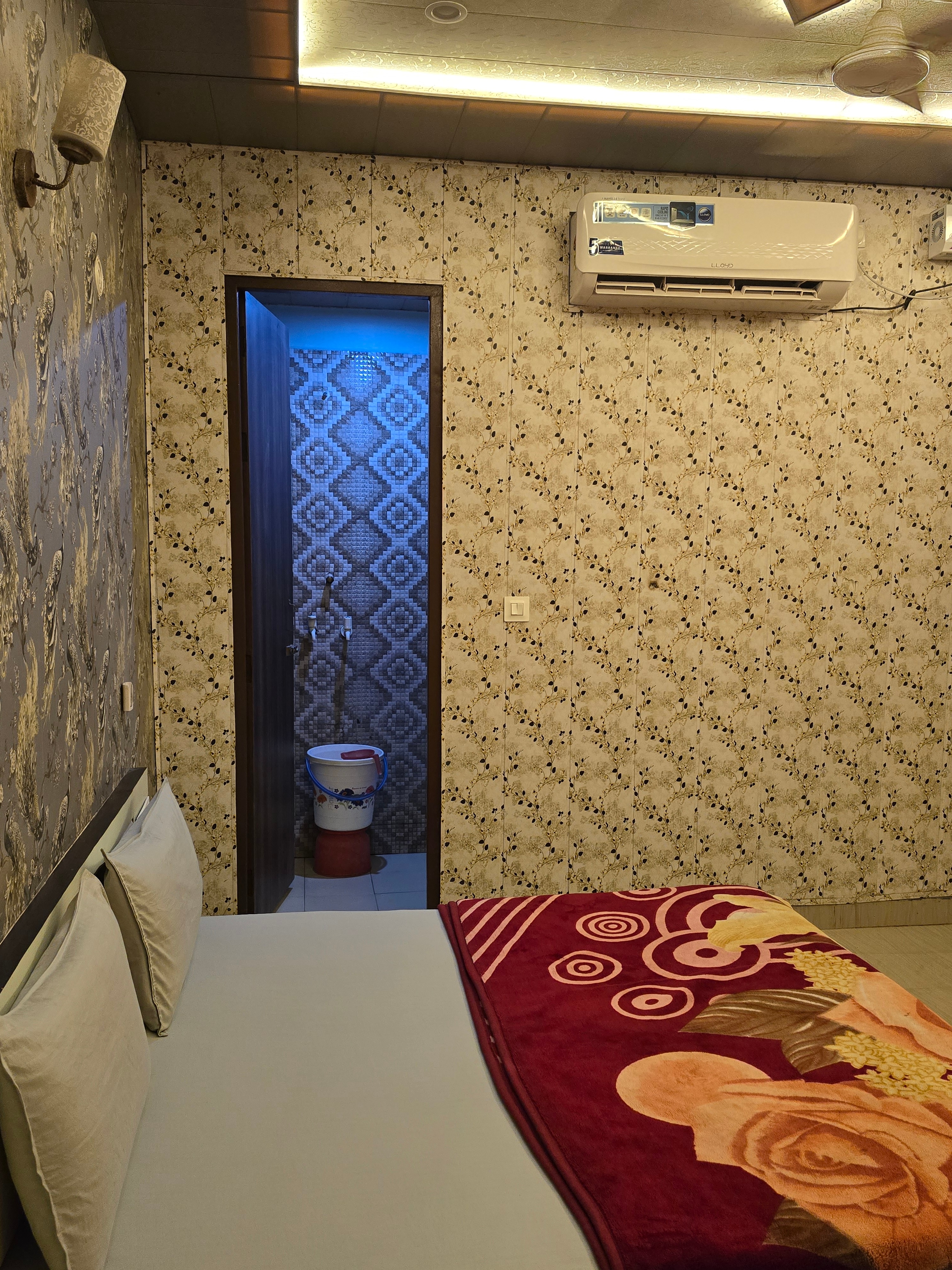 Shri Dwarkadhish Paying Guest - Tap to explore photos