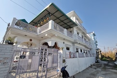 Spacious Homestay near Nepali Farm Bharat Villa, Rishikesh
