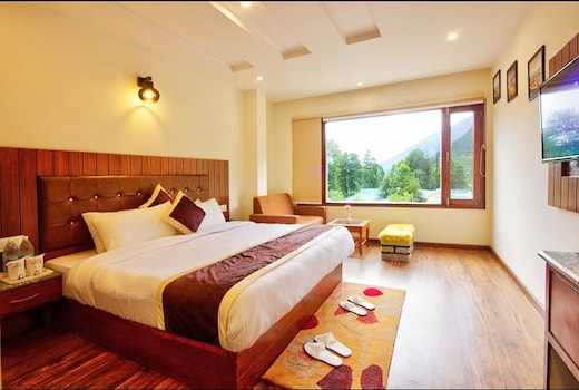 Maxwell Stays Manali