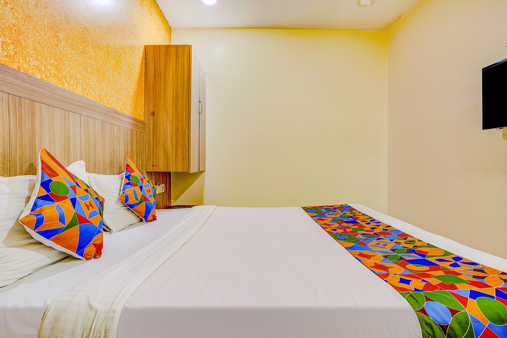 FabExpress Prakash Inn - Nr. Mumbai International Airport - Tap to explore photos