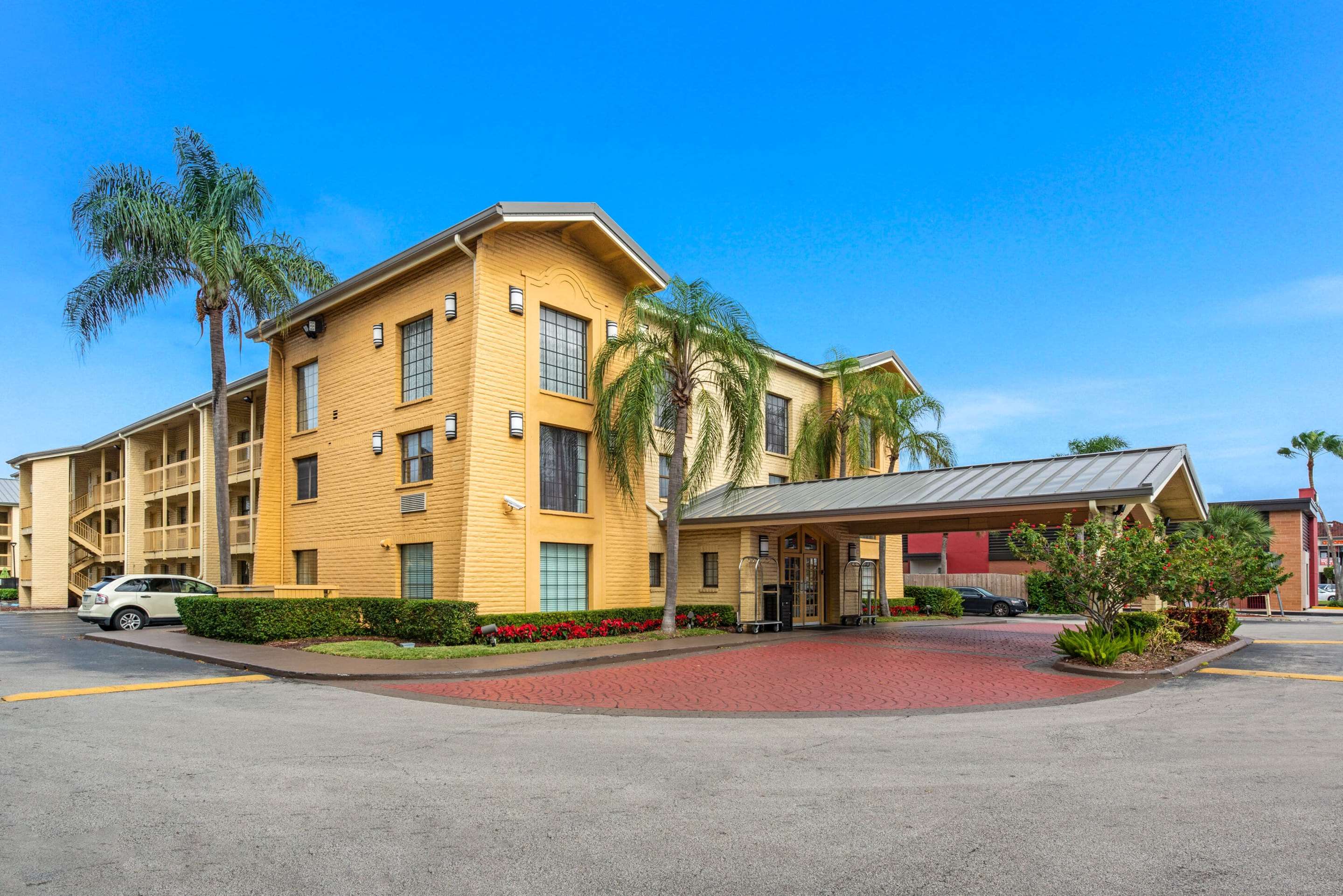 La Quinta Inn by Wyndham Miami Airport North - Tap to explore photos