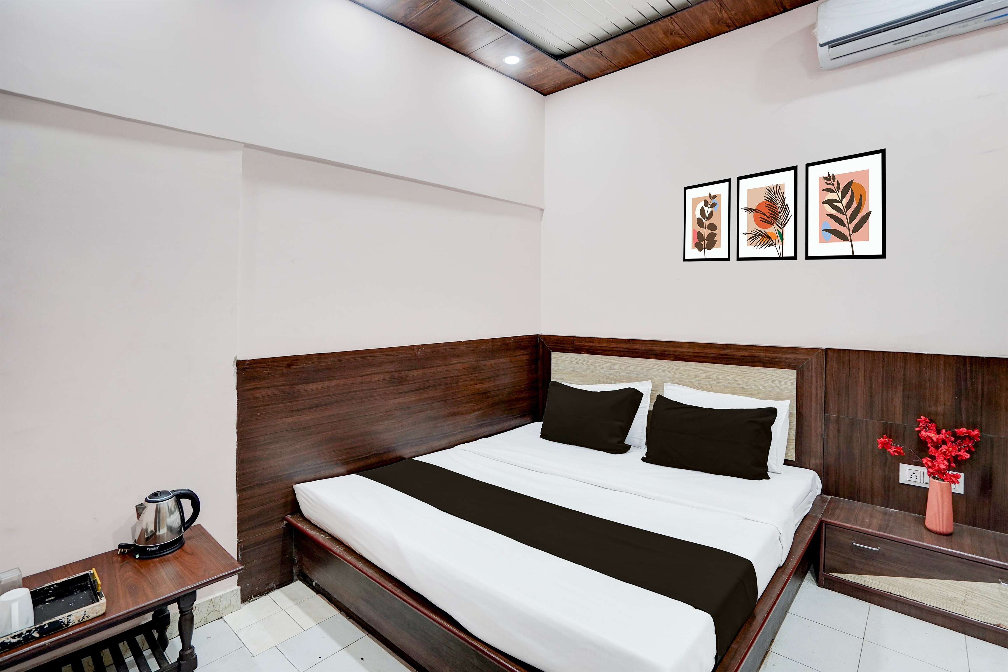 Super Hotel O Kanpur Central Railway Station - Tap to explore photos