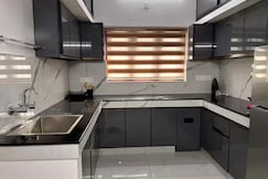VAR Teak Haus 1 AC 2BHK 10 min drive beach clif, Varkala