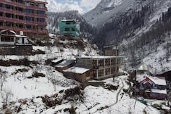 Yellowjackets Hostel Tosh, Tosh