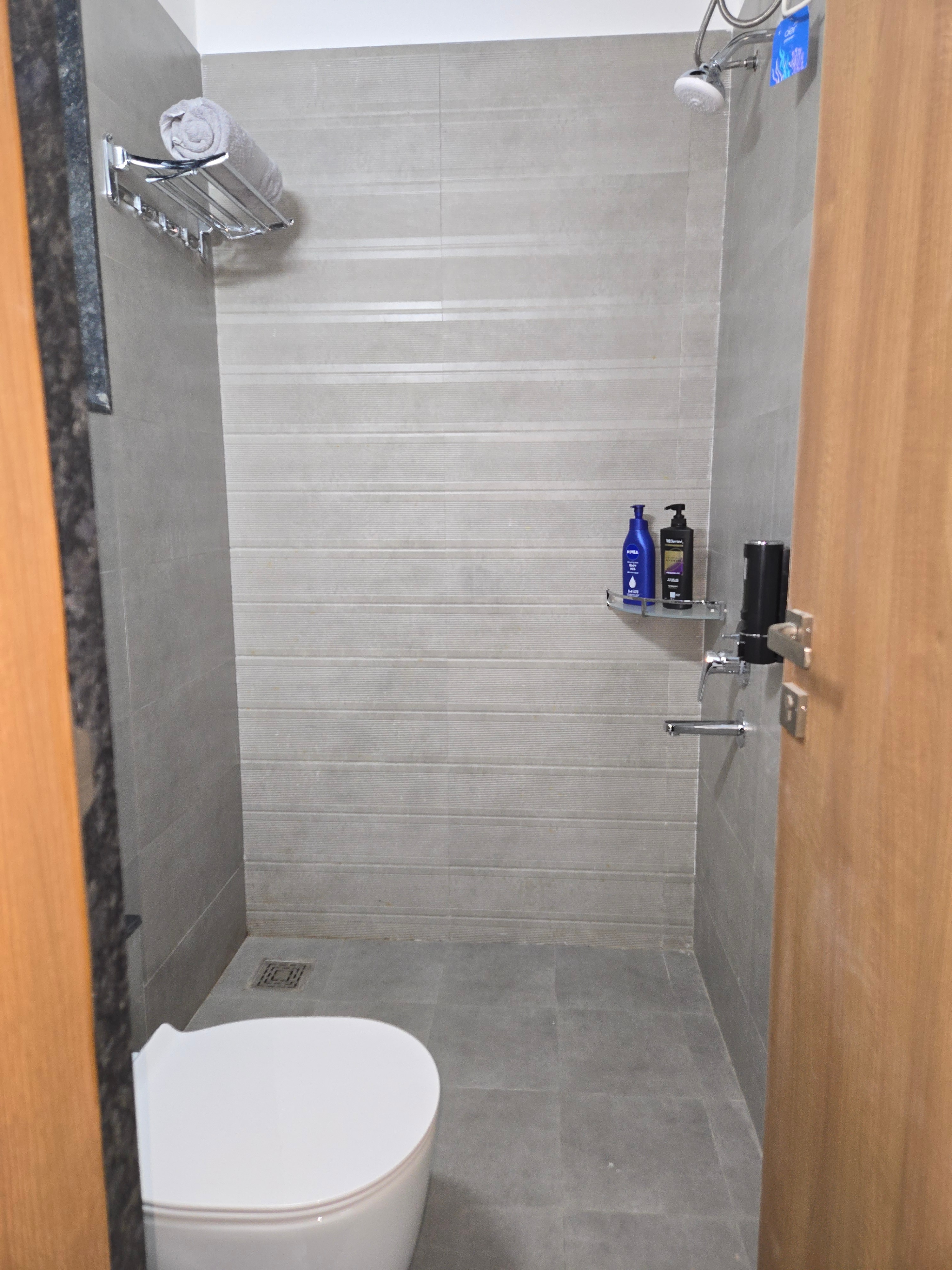 4 BHK Shared Apartment in Versova - Tap to explore photos