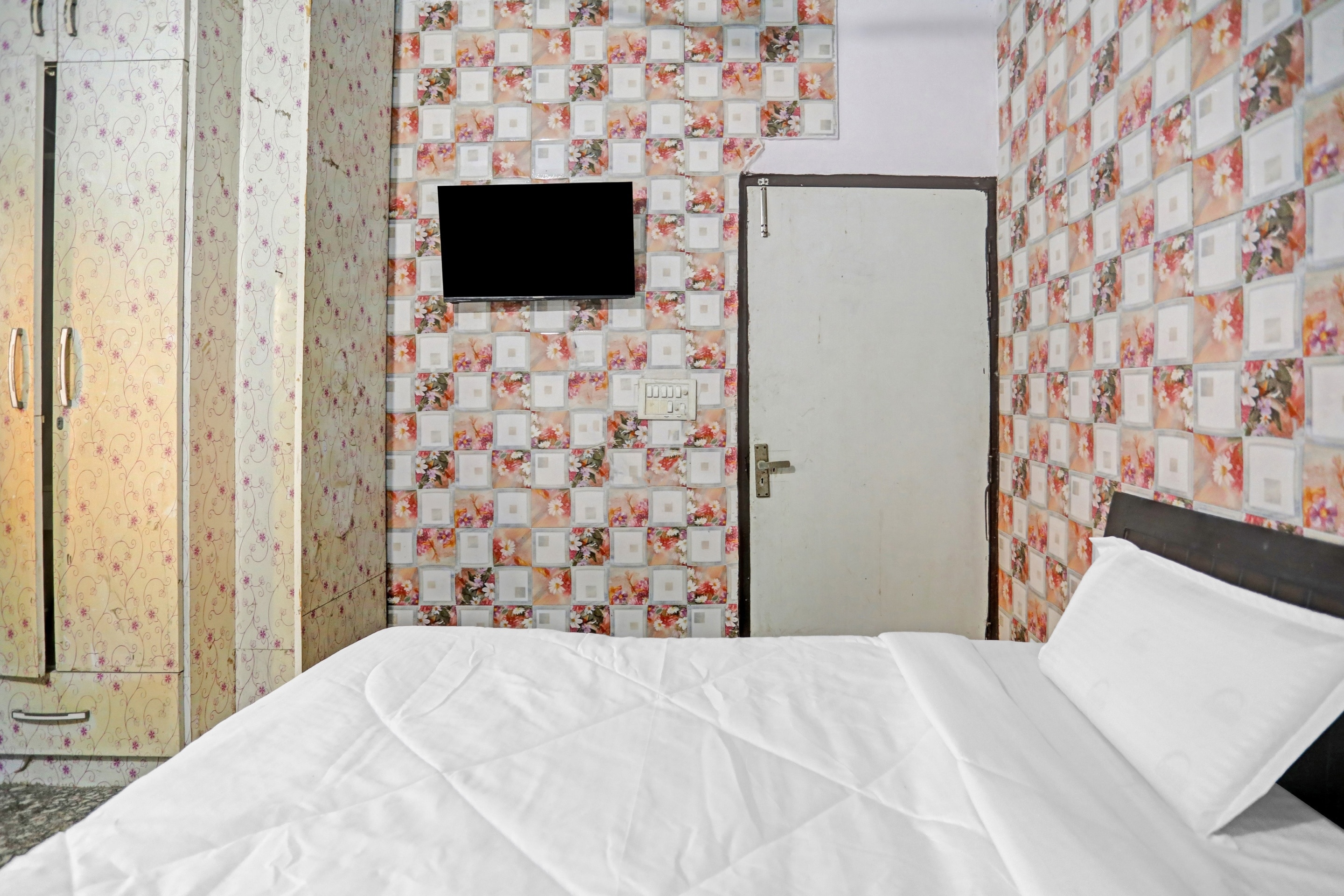Super Hotel O Malik House Red Apple Rooms - Tap to explore photos
