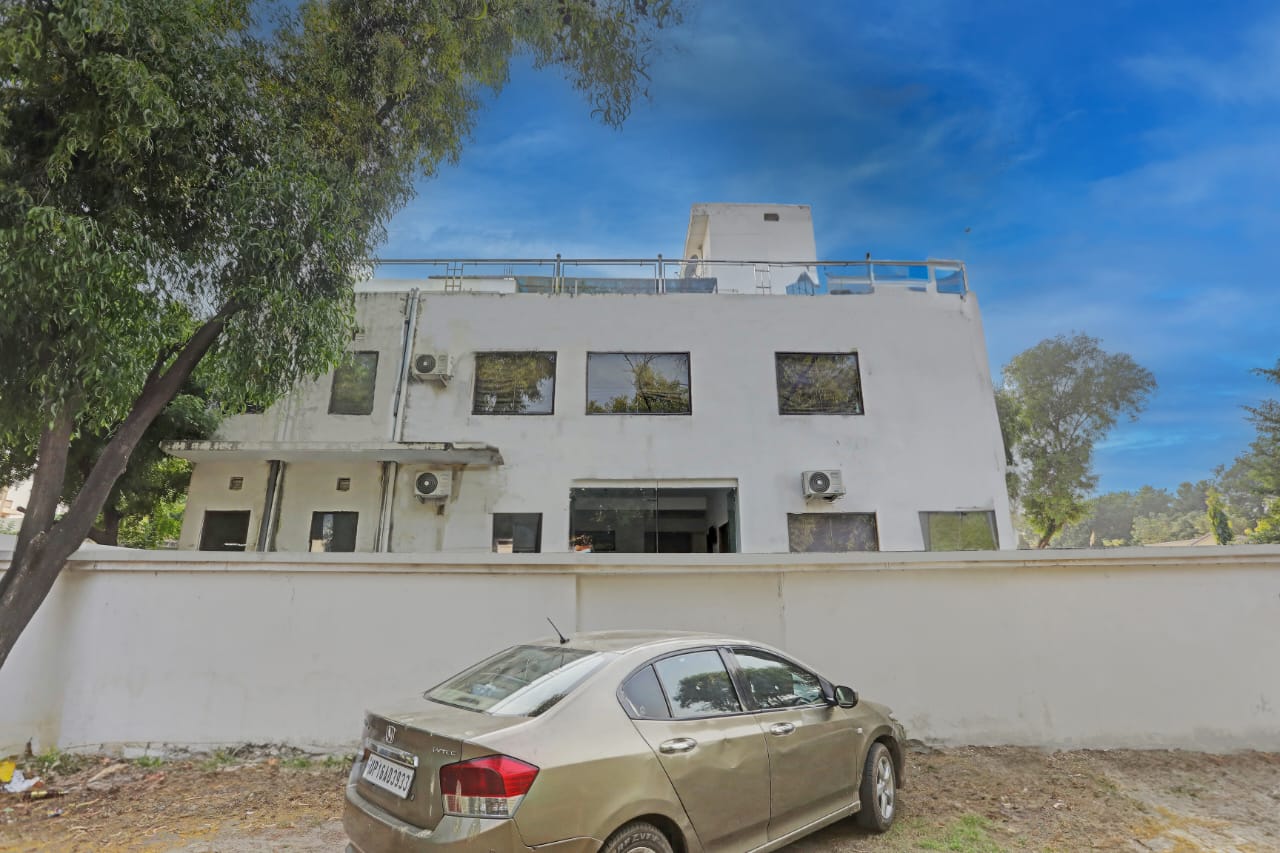 Greater Noida Stay - Tap to explore photos