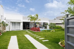 The Garden Stay by StayJade|Private Pool|Huge Lawn, Hosur