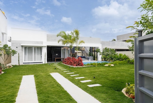 The Garden Stay by StayJade|Private Pool|Huge Lawn