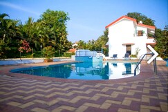 Walk to the beach 2bhk with shared pool Parking, Goa