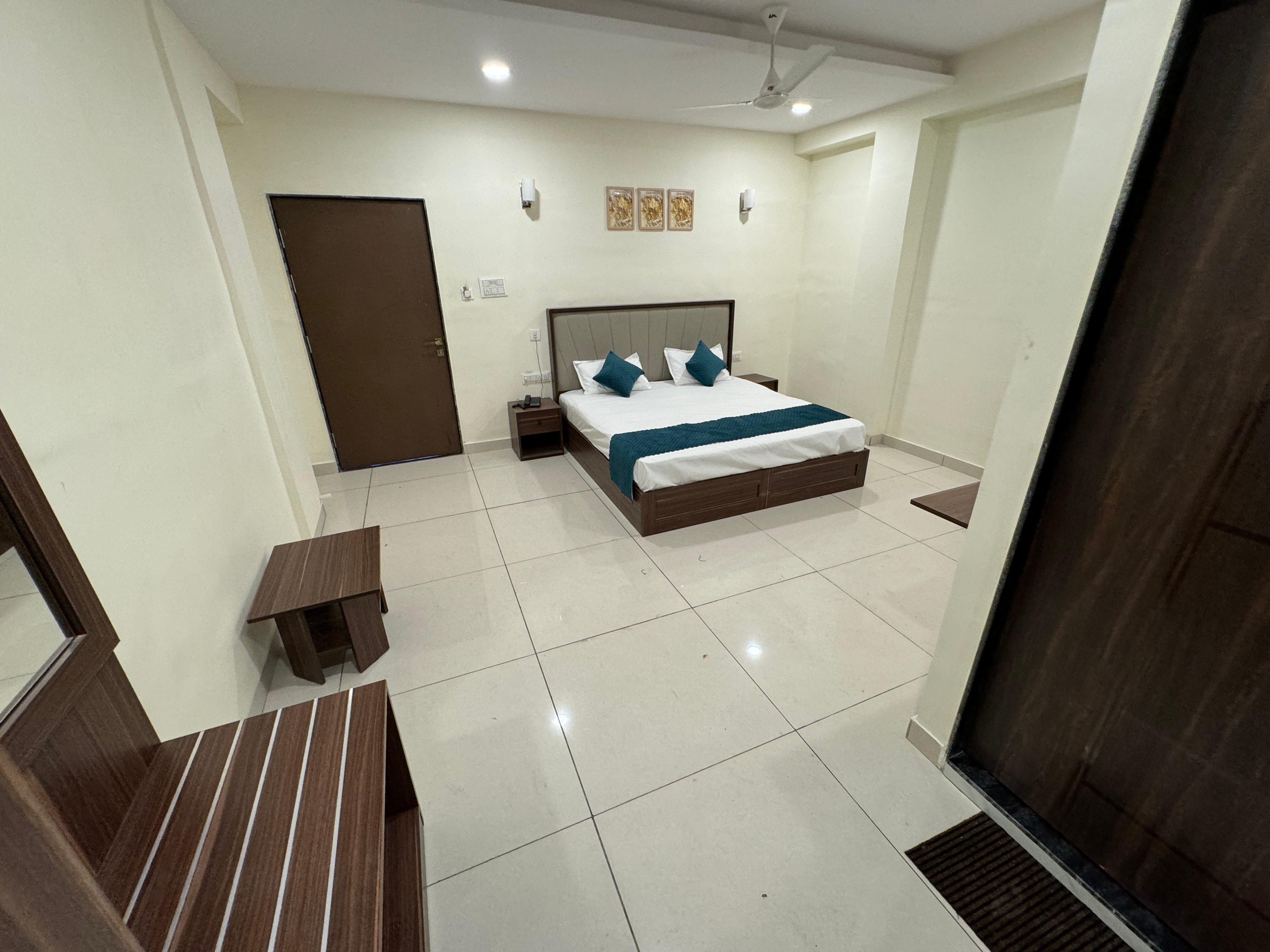 Hotel Maharaja Inn - Tap to explore photos