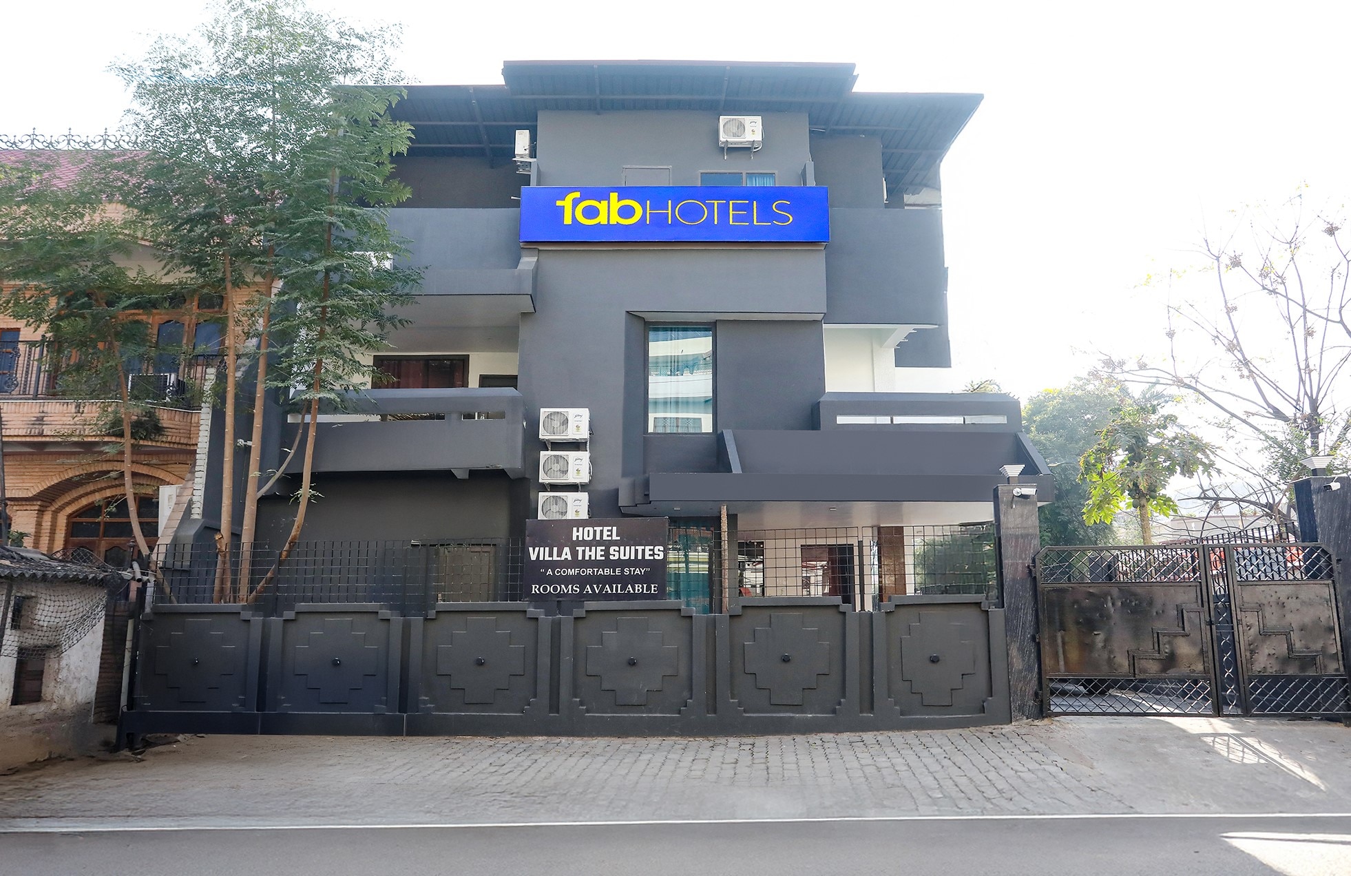 FabHotel Villa The Suites - Nr. Prayagraj Junction - Tap to explore photos