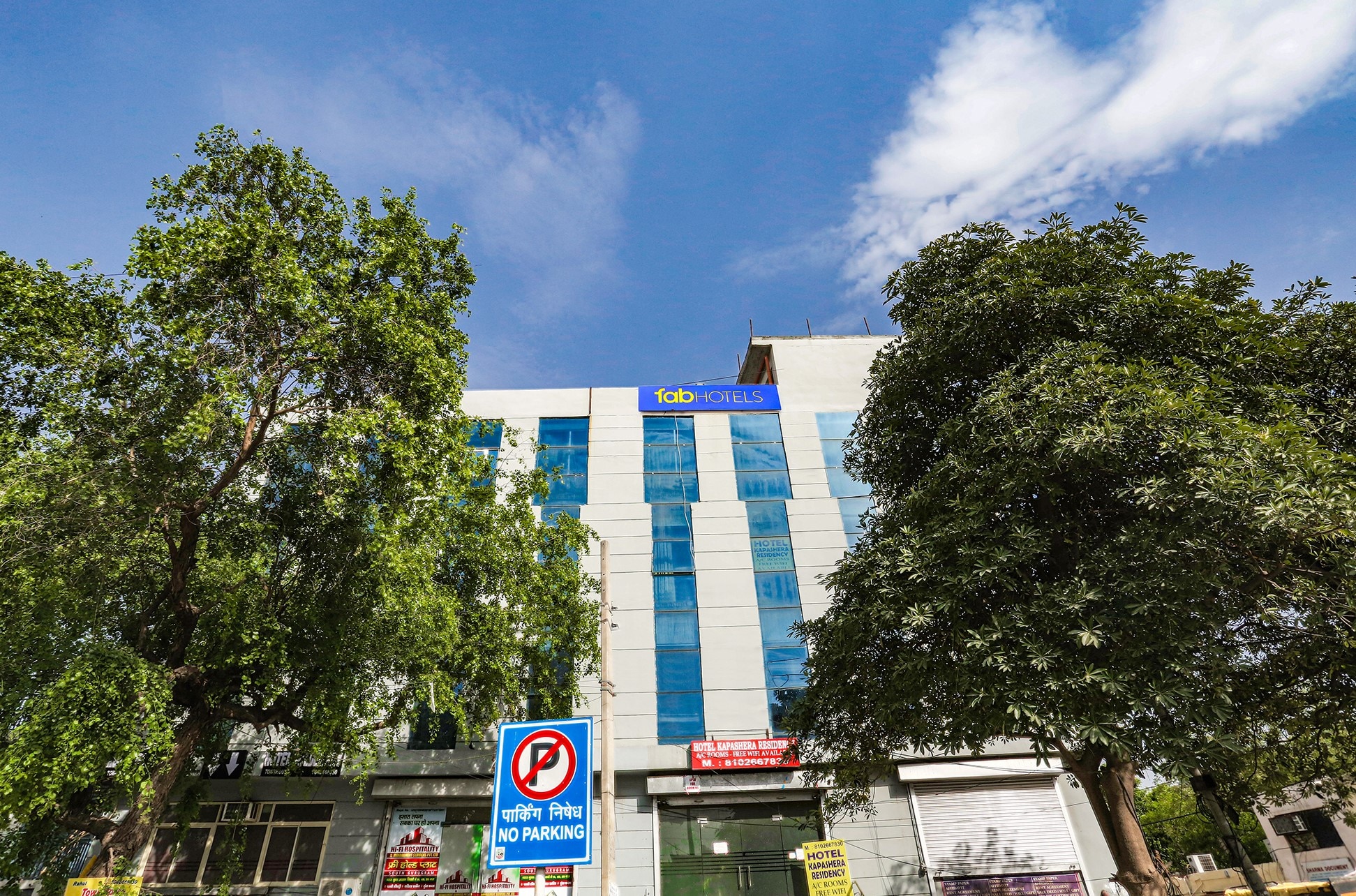 FabExpress Kapashera Residency- Nr. IGI Airport New Delhi - Tap to explore photos