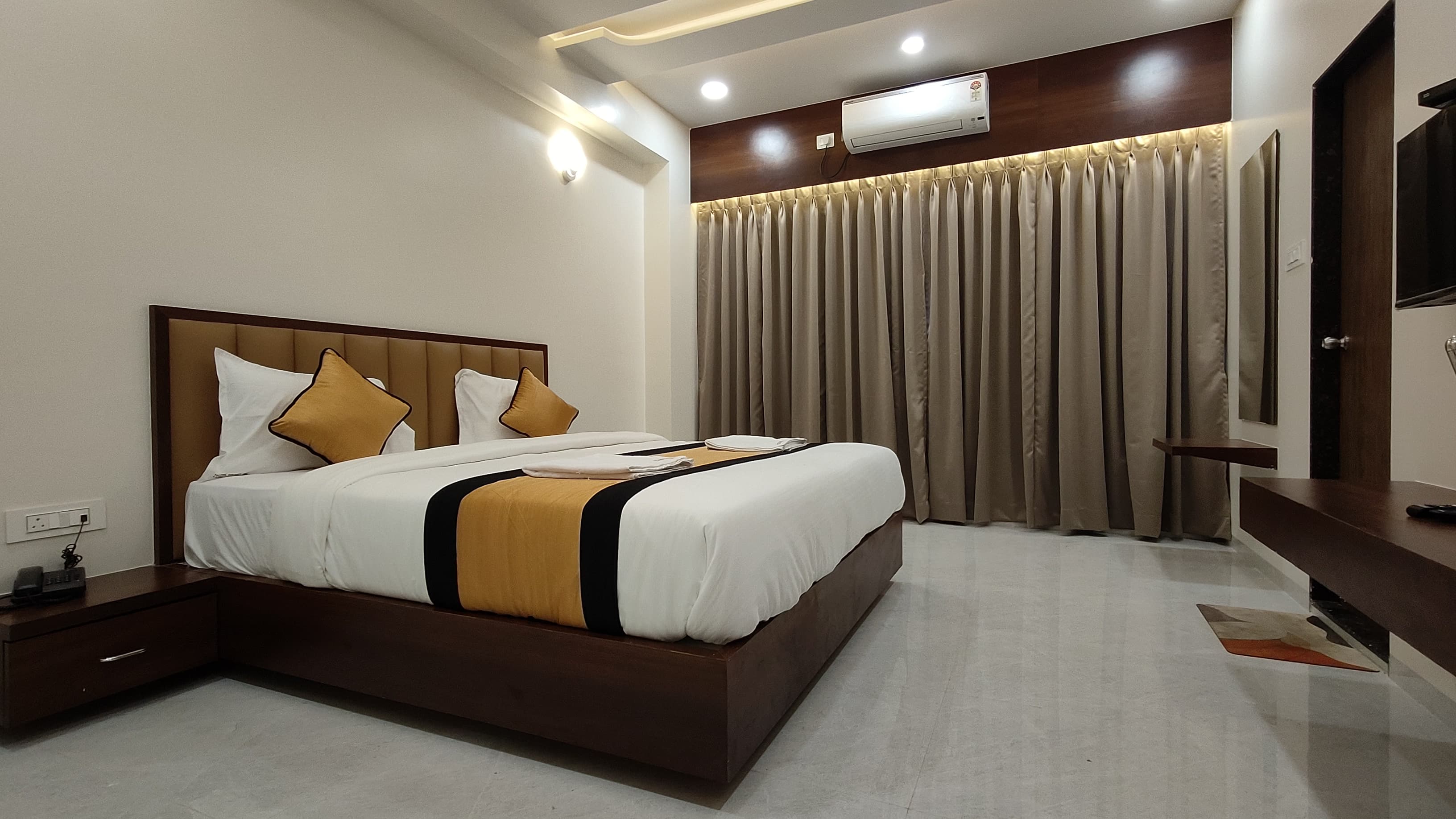 Luxury AC Room with kingbed 1