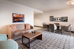 Hilton Dallas/Southlake Town Square, Tarrant