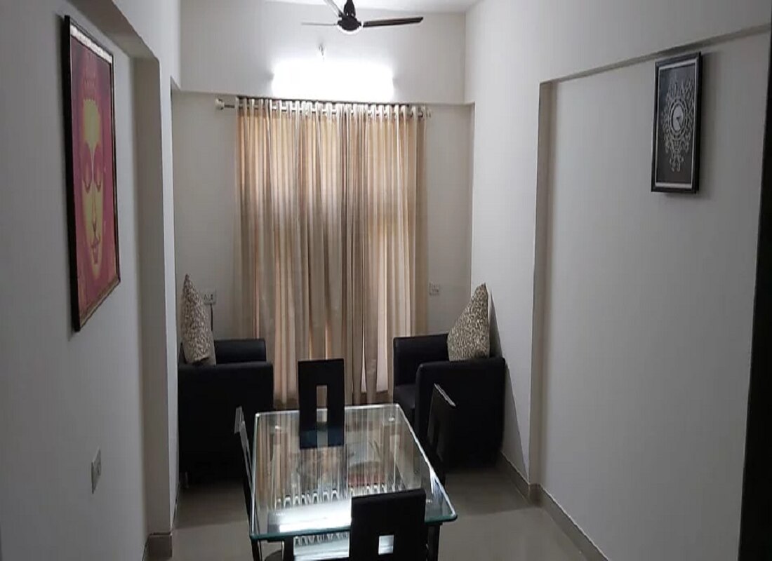 Arista Parel - Tap to explore photos