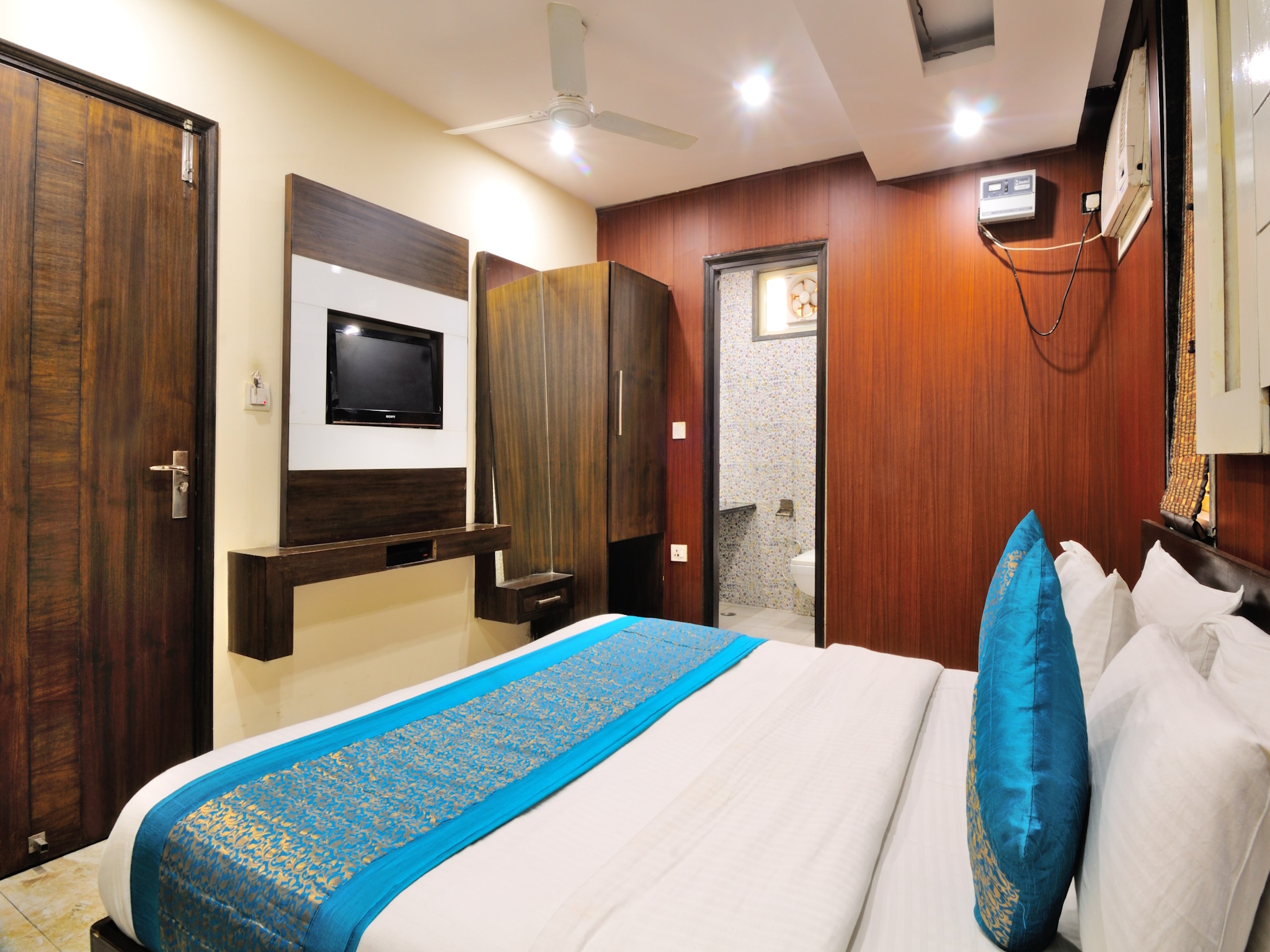 Hotel Gold Star Inn @ Paharganj - Tap to explore photos