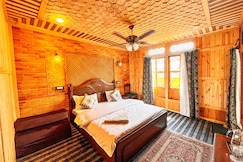 Young Pasadon Houseboat, Srinagar