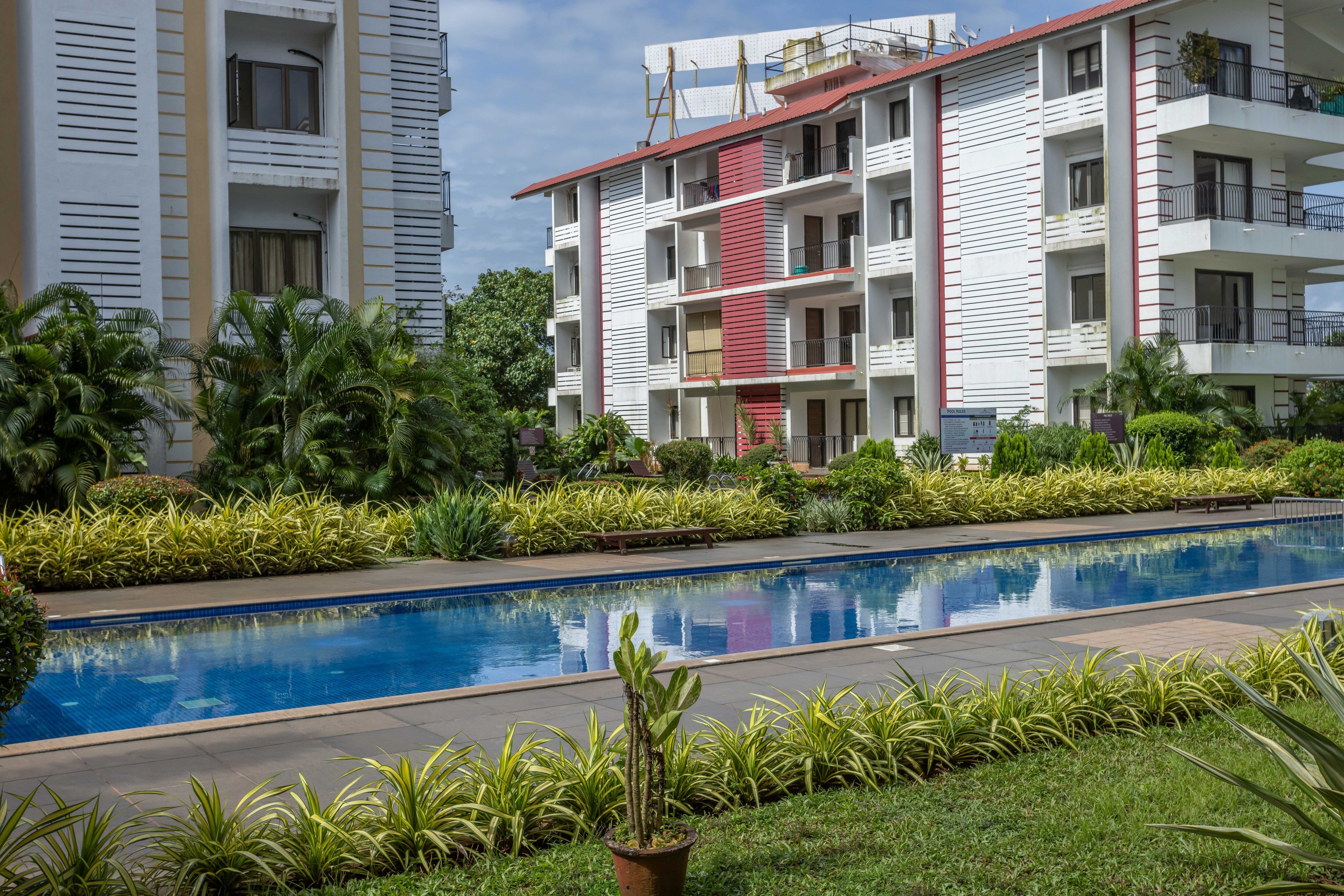 1BHK w Sauna & Common Pool, Less than 2km to Beach | Hireavilla - Tap to explore photos