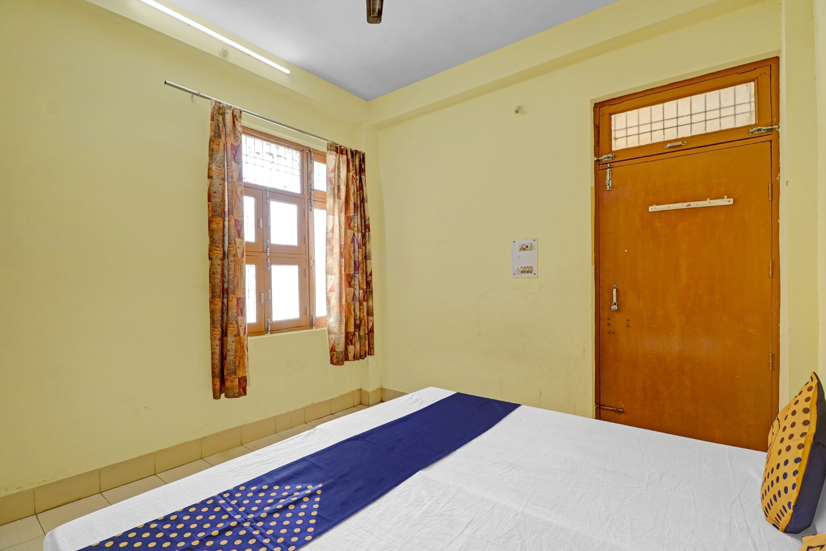 SPOT ON 82139 Royal Guest House - Tap to explore photos