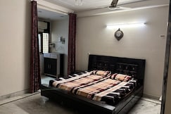 Couple friendly room with limited kitchen, Delhi