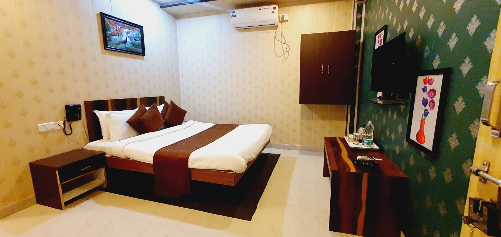Mountain View Room 1
