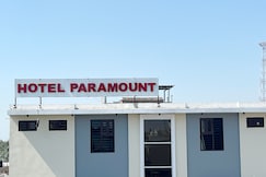 Hotel Paramount, Tibi
