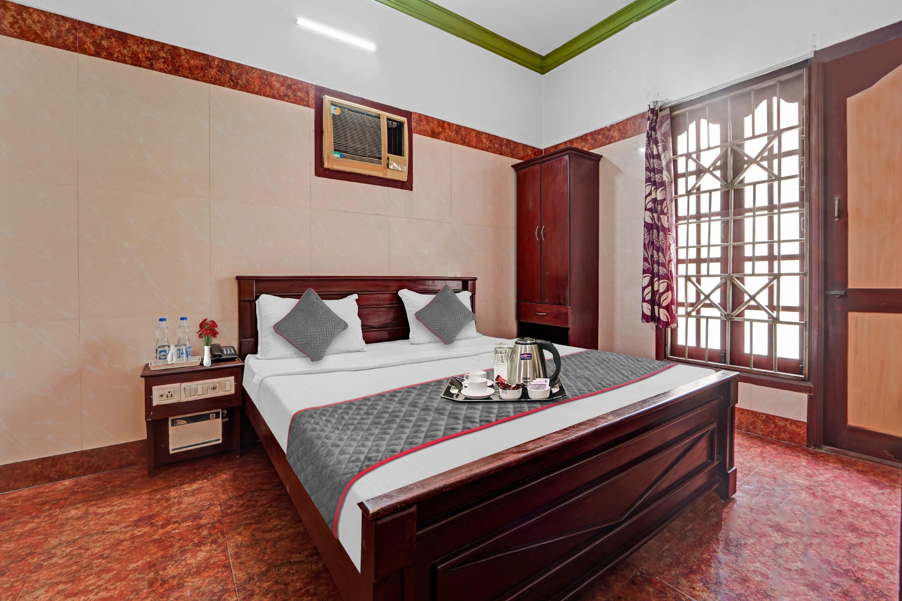 Hotel O Sasti Inn - Tap to explore photos