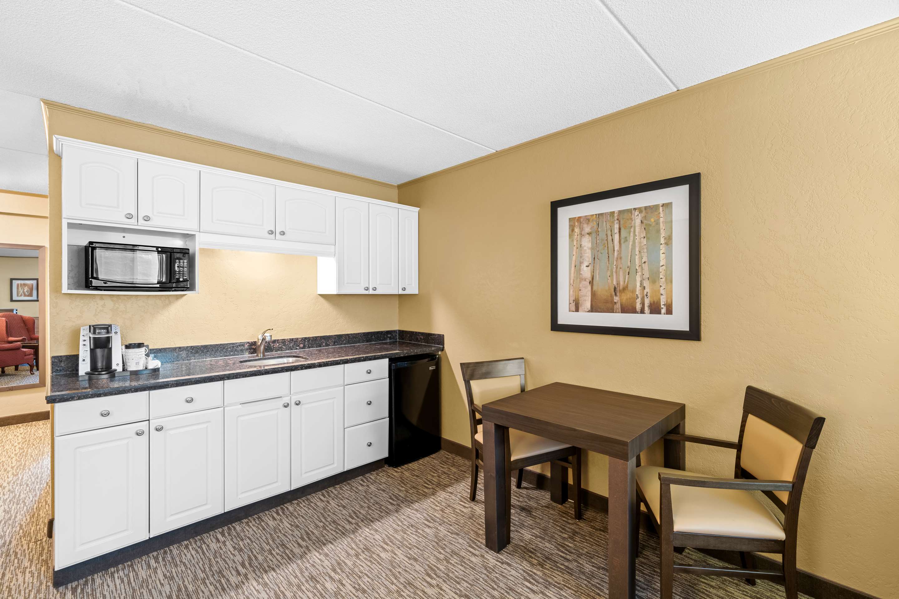 Best Western Plus Mariposa Inn & Conference Centre - Tap to explore photos