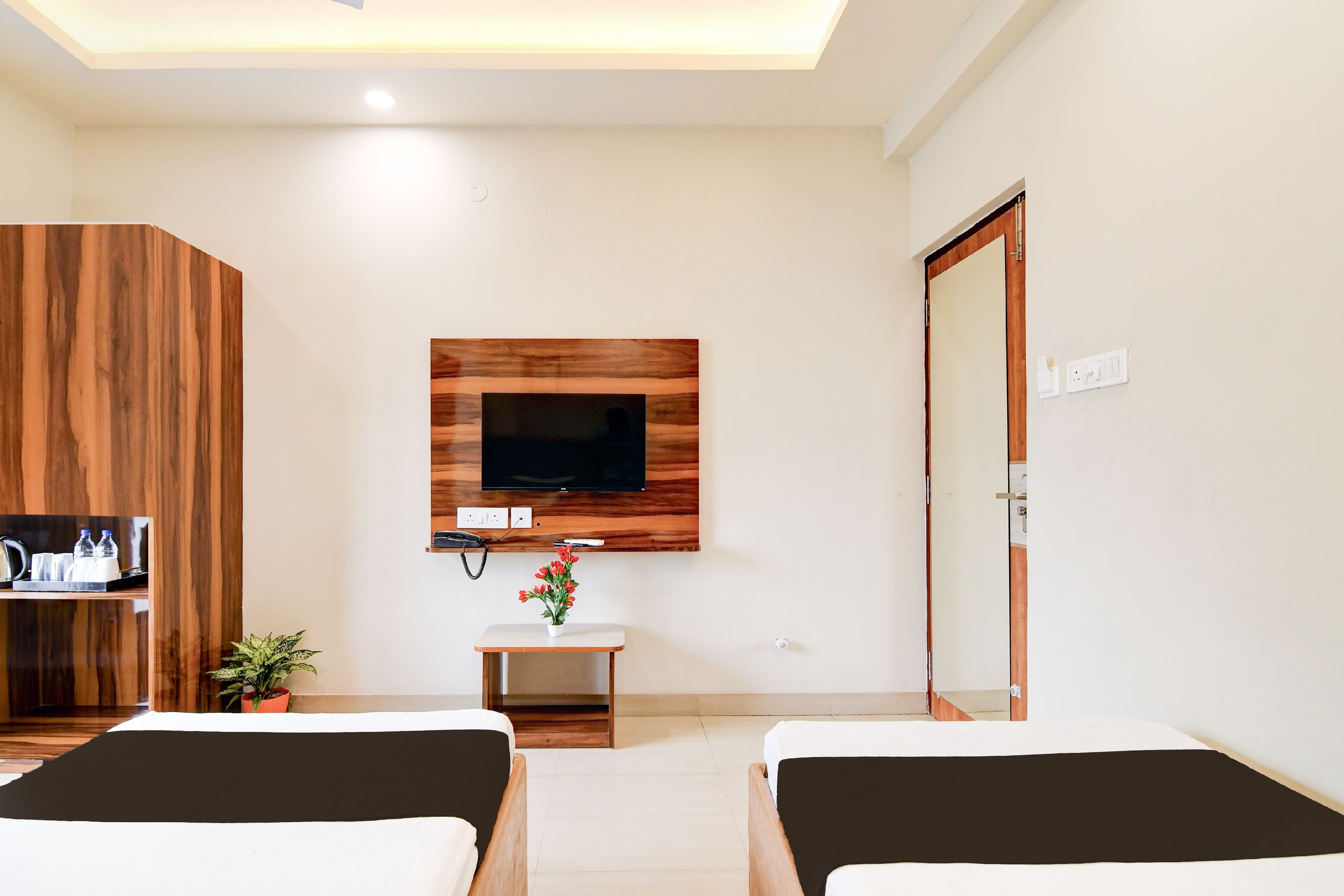 Super Townhouse Kaikhali Near Airport - Tap to explore photos
