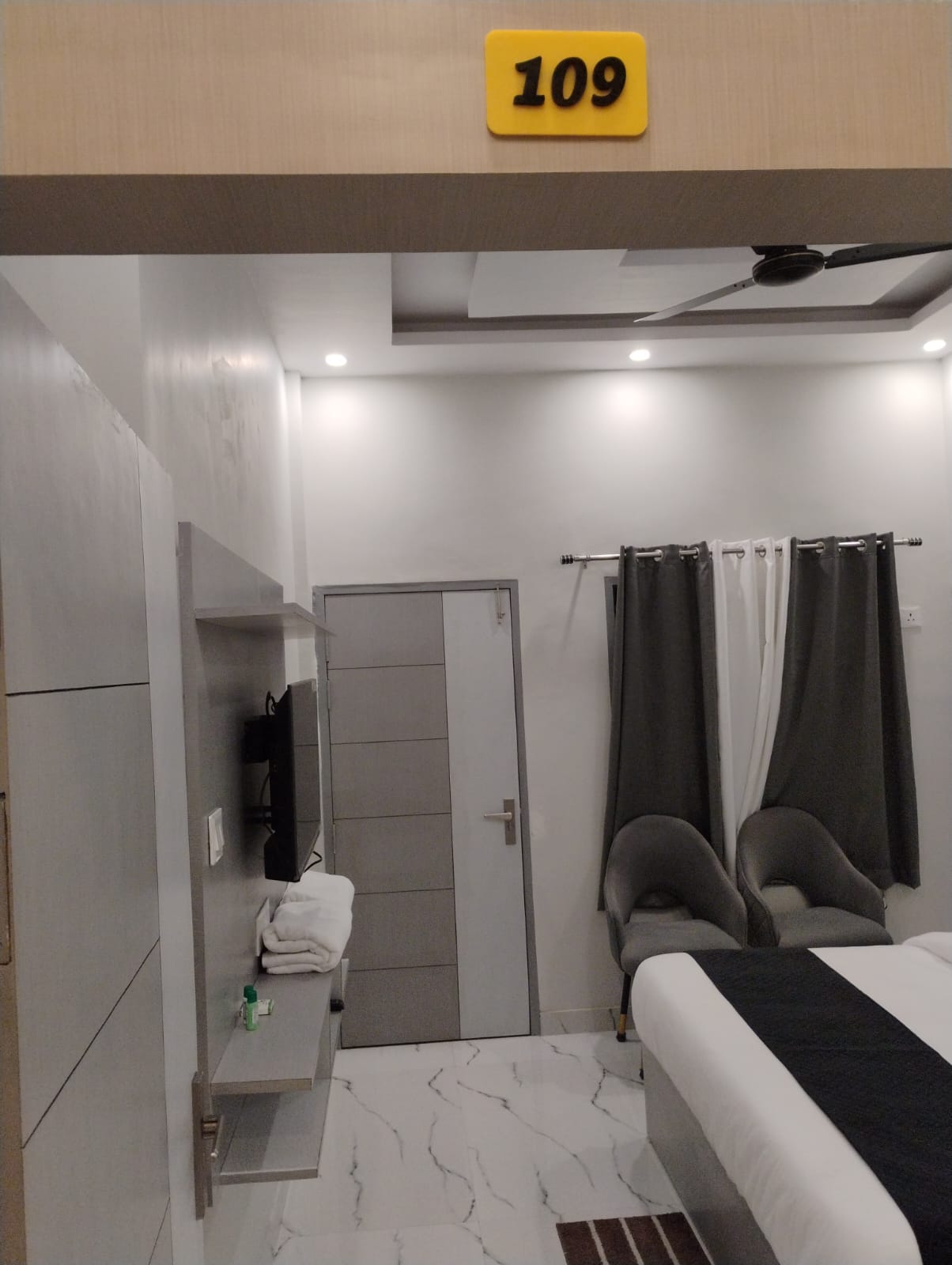 Aastha Guest House - Tap to explore photos