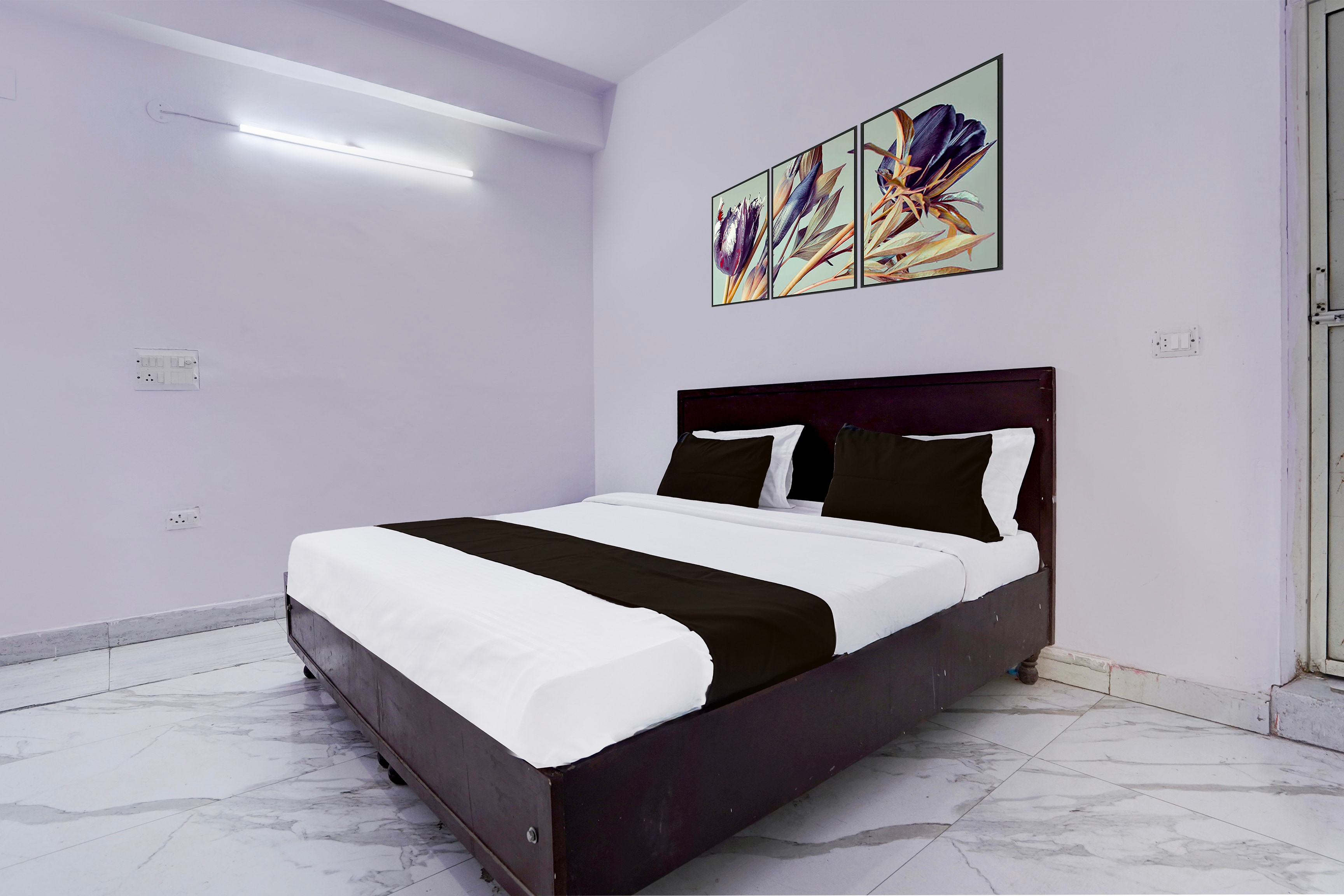 Super OYO Hotel O Wamson - Tap to explore photos