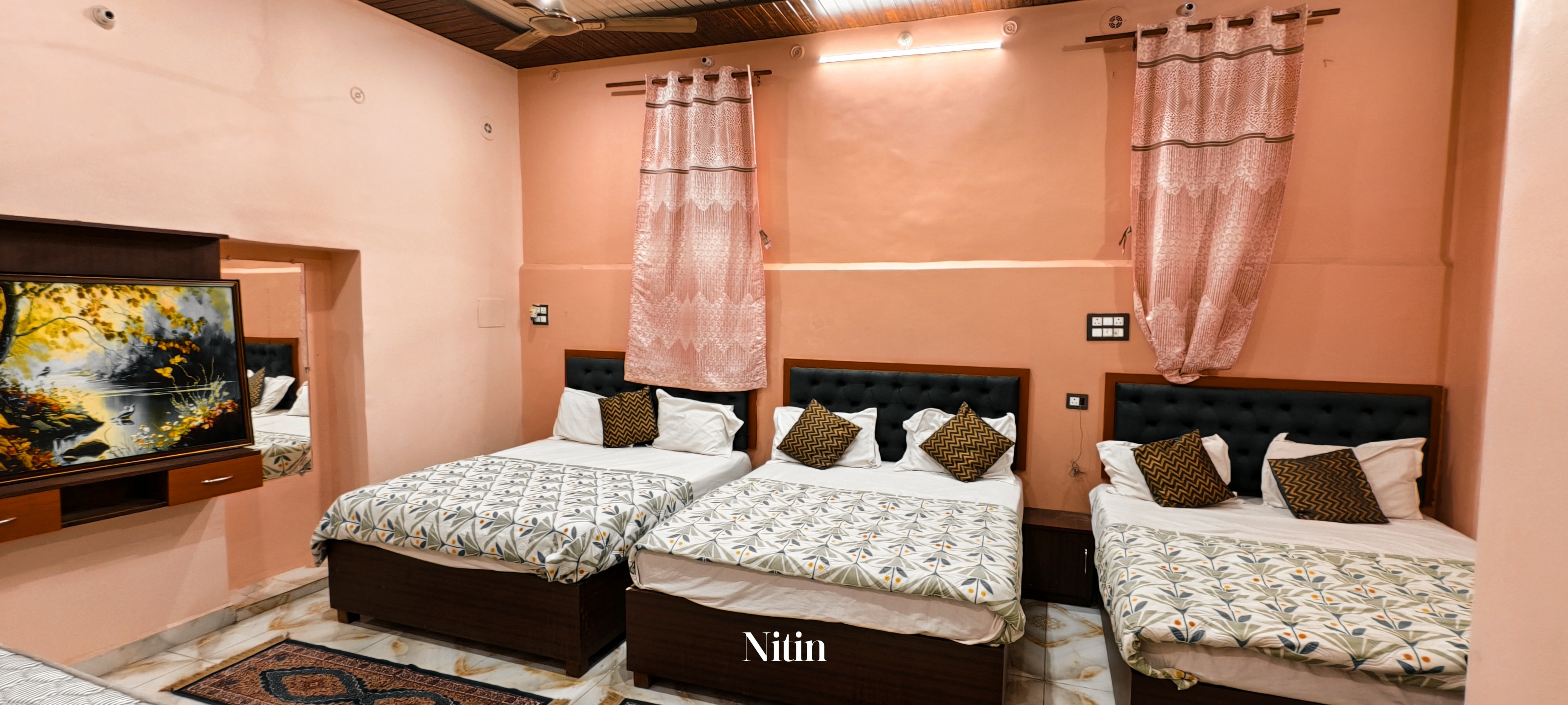 Rudraksha Kashi inn p guest house - Tap to explore photos