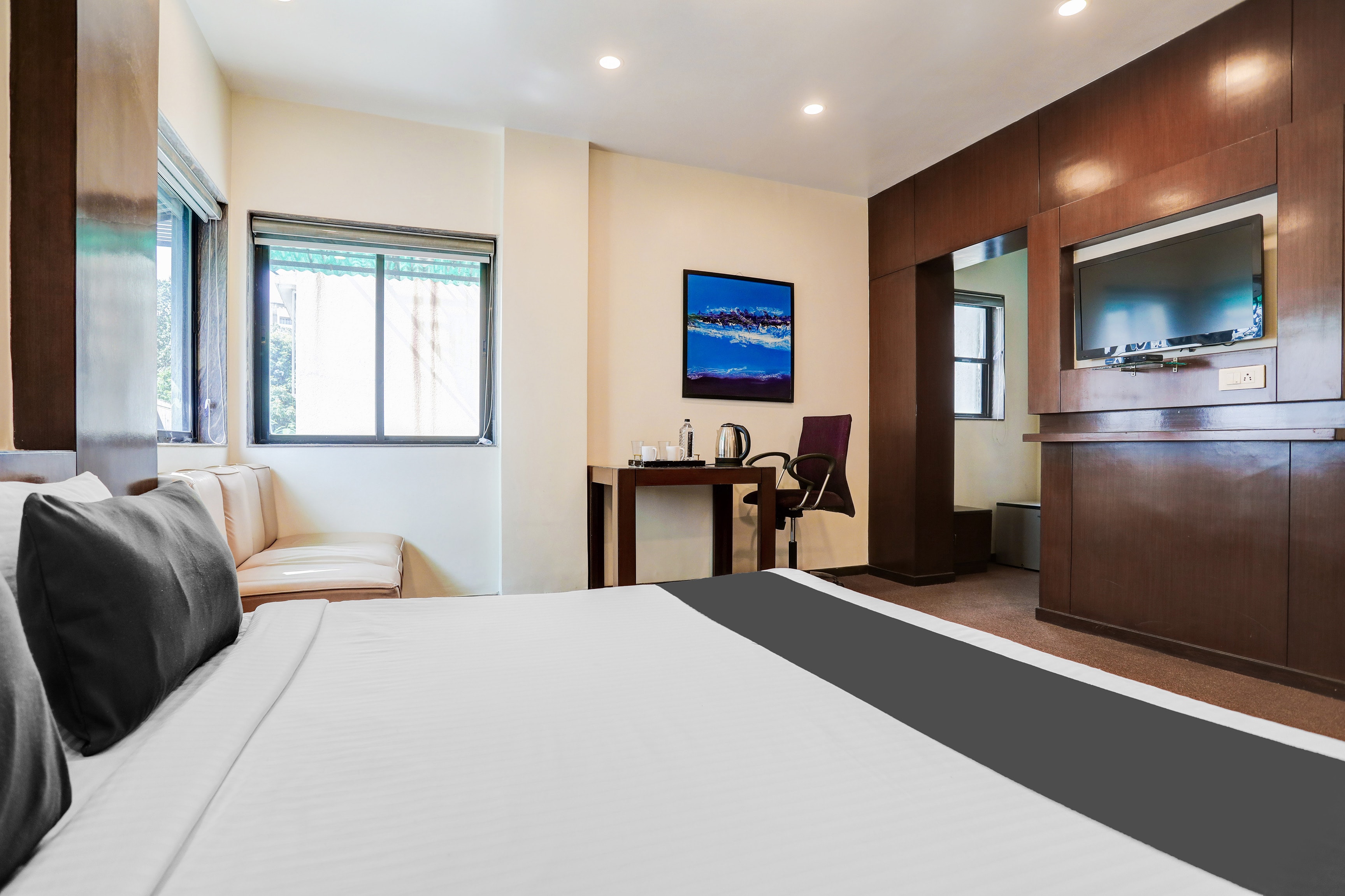 Super Townhouse Oak Ramdaspeth Downtown - Tap to explore photos