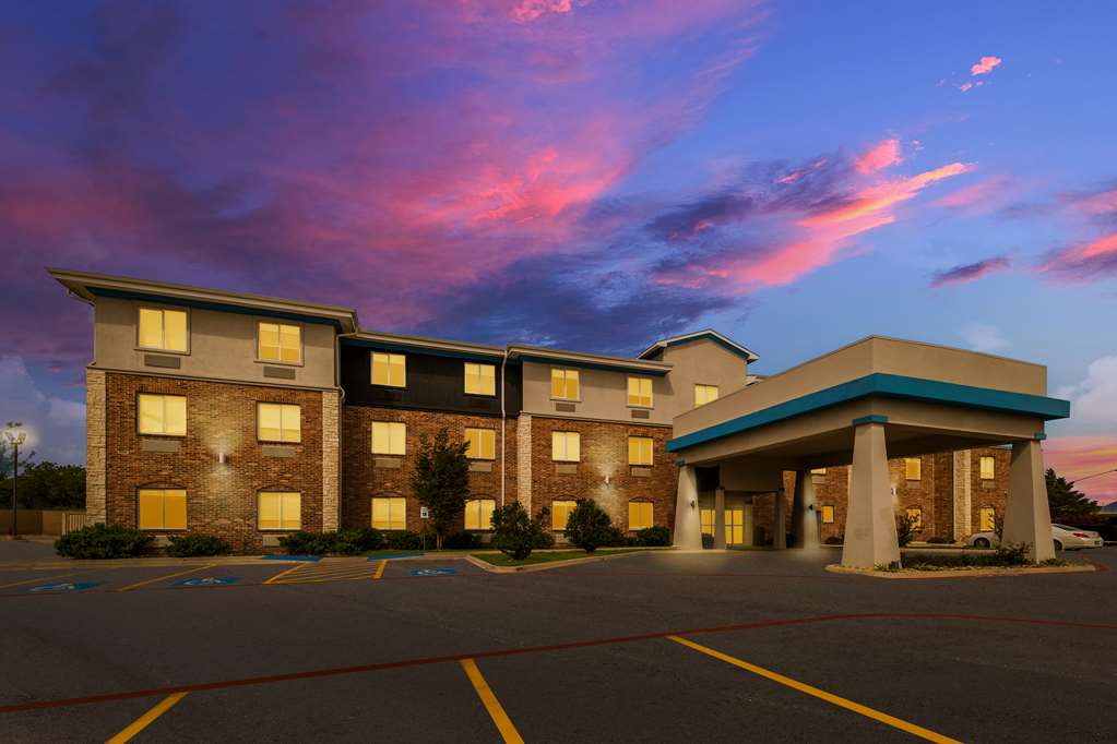 Best Western Bowie Inn & Suites - Tap to explore photos