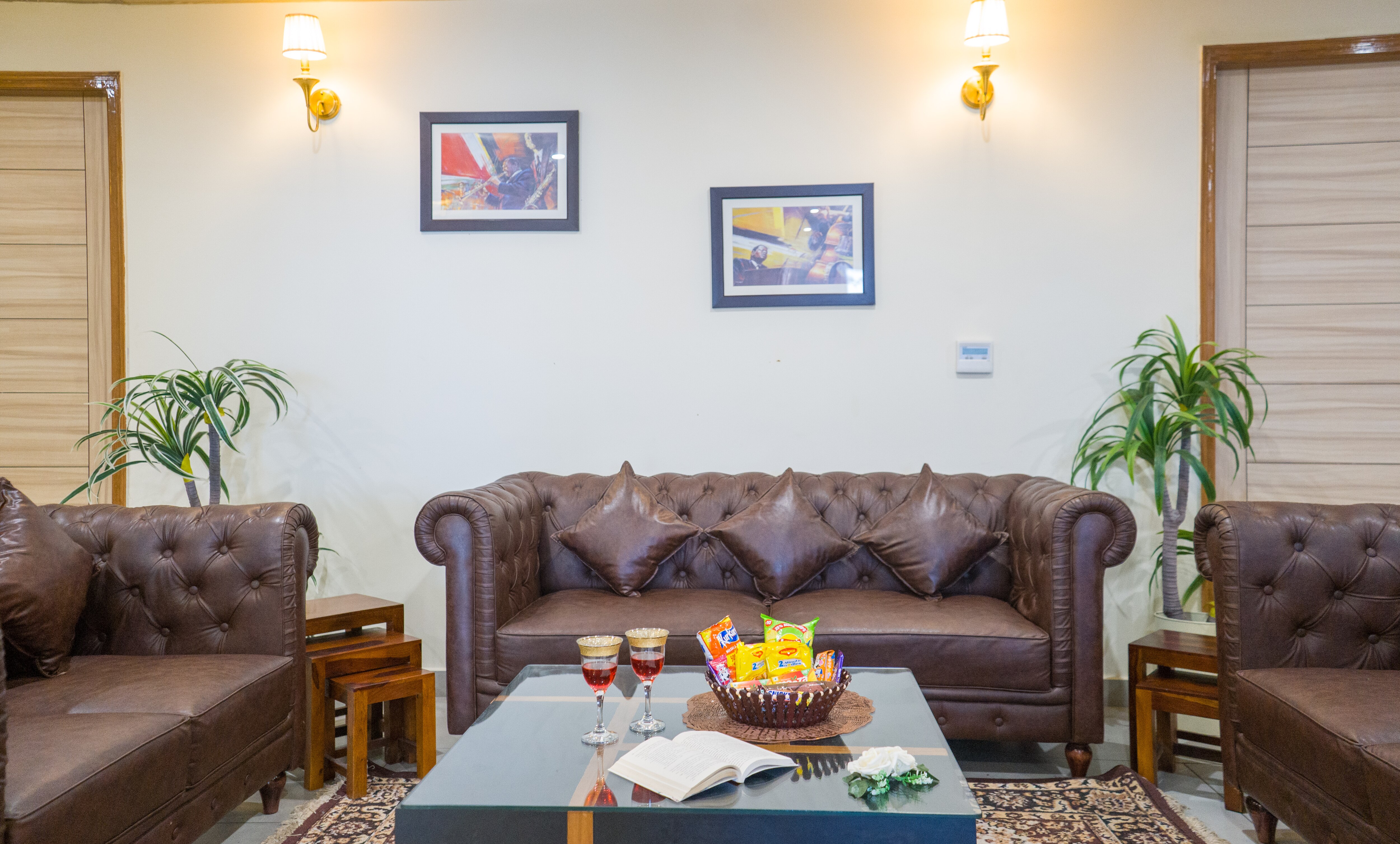 Alaya Stays 3 BHK Apartment with Lift | Sparklyn Daisy - Tap to explore photos