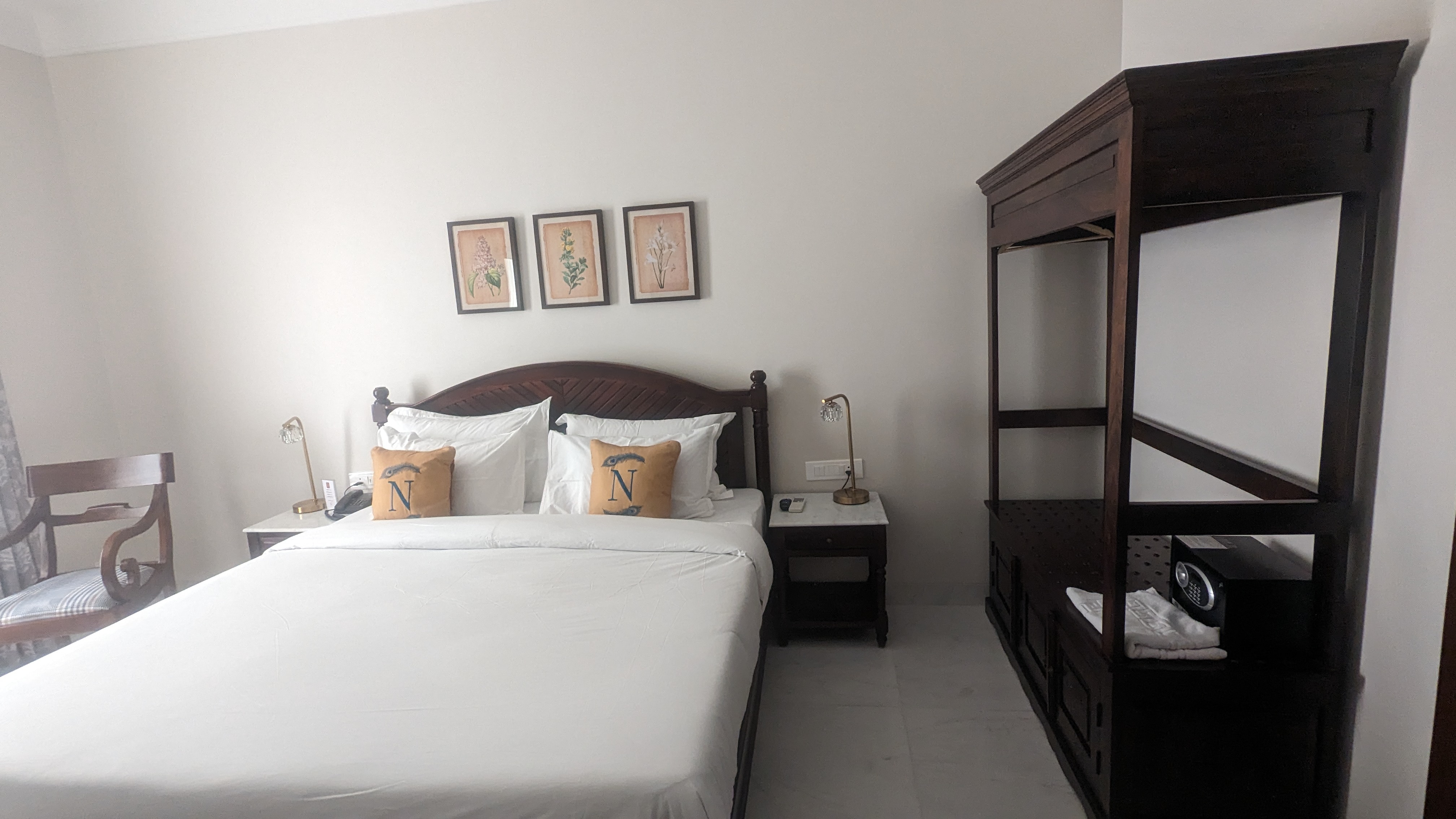 Hotel Naren Villa - Tap to explore photos