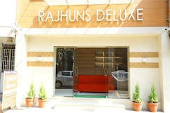 Rajhuns Deluxe Lodging, Kolhapur