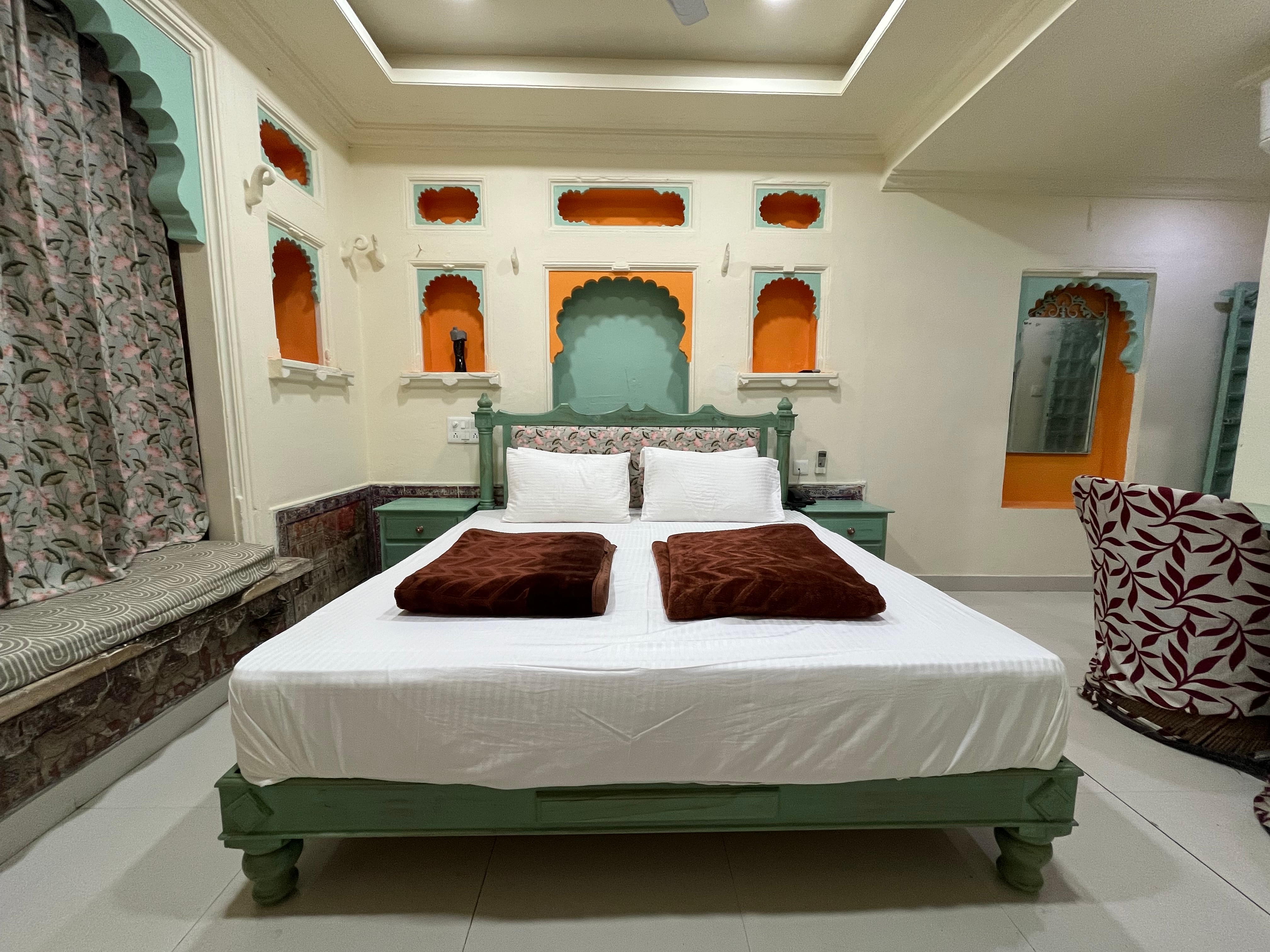 Gangaur Palace on Lake Pichola . - Tap to explore photos